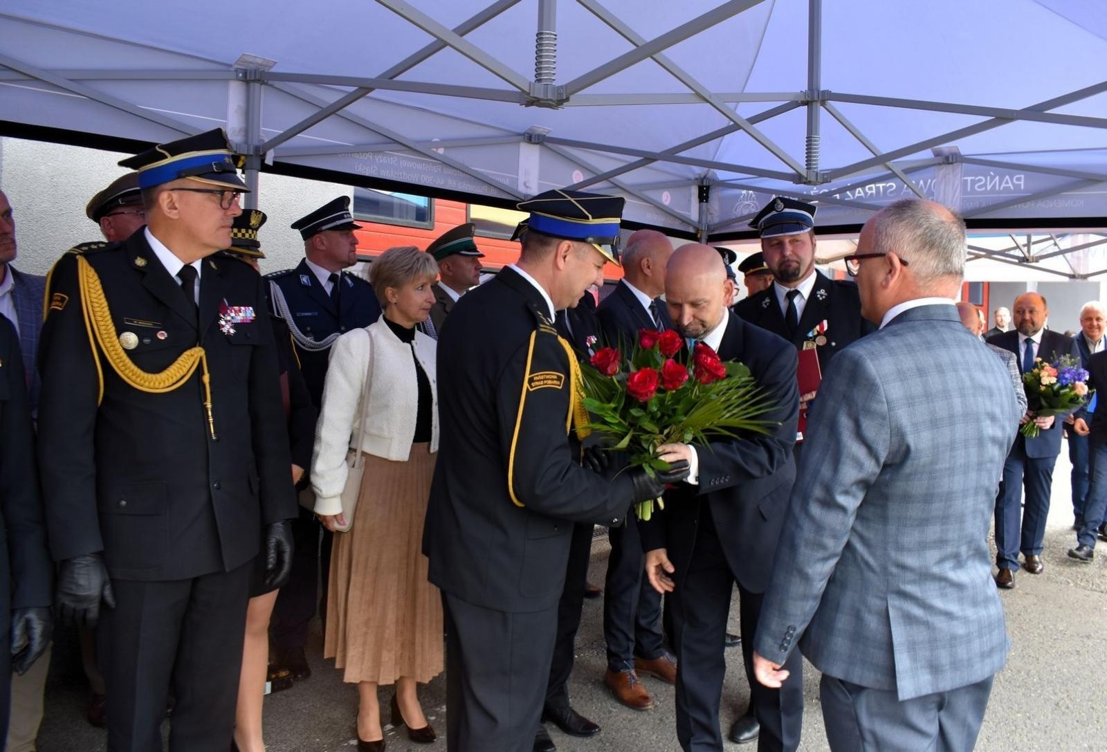 Zdjęcie w galerii na portalu naszwodzislaw.com: Awanse i odznaczenia. Powiatowe obchody Dnia Strażaka w Wodzisławiu Śląskim [FOTO] wiadomości z regionu