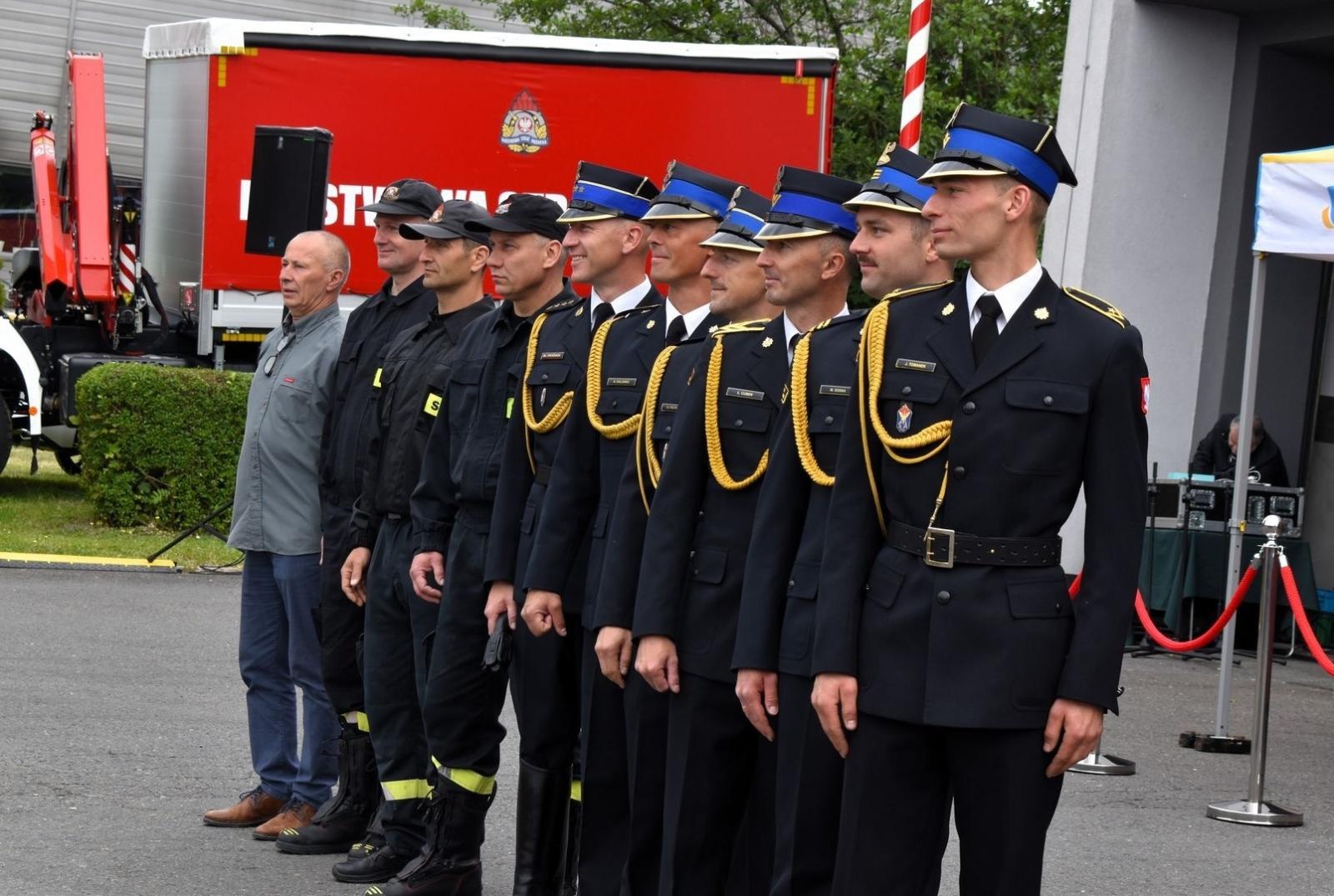 Zdjęcie w galerii na portalu naszwodzislaw.com: Awanse i odznaczenia. Powiatowe obchody Dnia Strażaka w Wodzisławiu Śląskim [FOTO] wiadomości z regionu