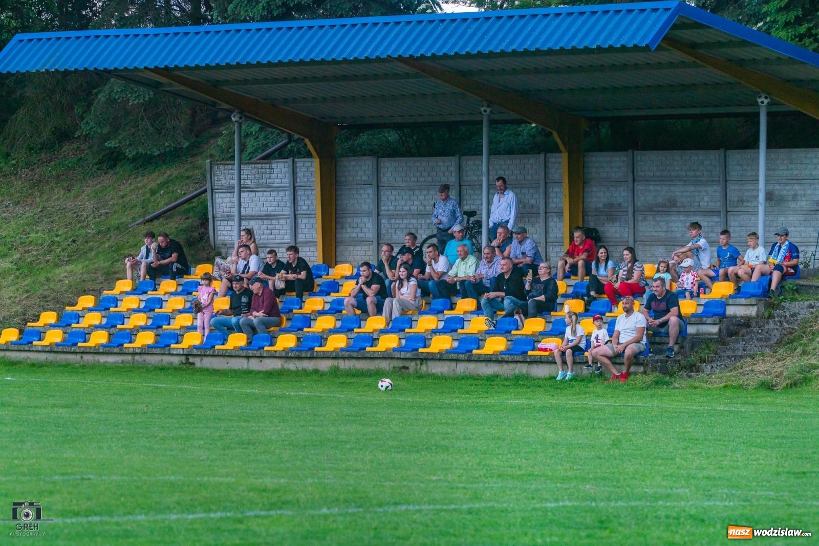 Zdjęcie w galerii na portalu naszwodzislaw.com: Gamów – Buków: Wilczek rozszarpał Wypoczynek [FOTO i WIDEO] wiadomości z regionu