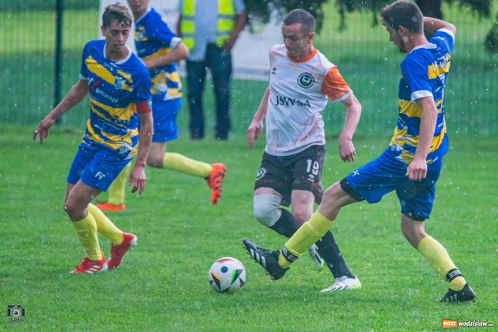 Zdjęcie w galerii na portalu naszwodzislaw.com: Gamów – Buków: Wilczek rozszarpał Wypoczynek [FOTO i WIDEO] wiadomości z regionu