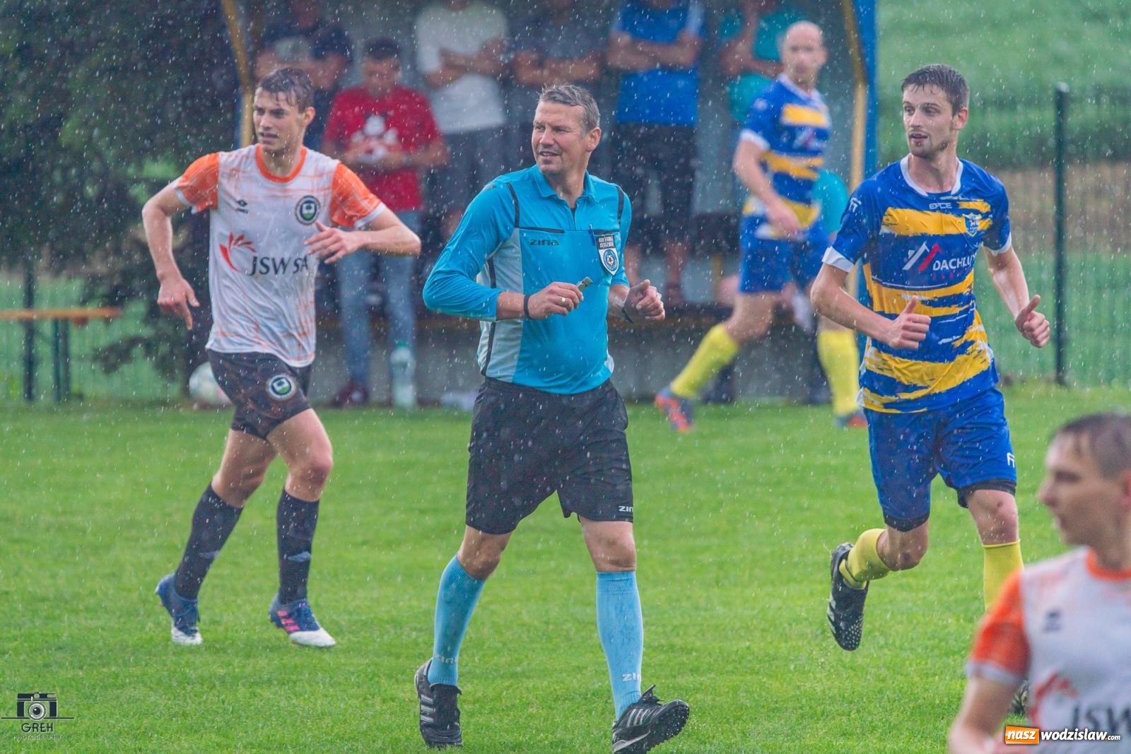 Zdjęcie w galerii na portalu naszwodzislaw.com: Gamów – Buków: Wilczek rozszarpał Wypoczynek [FOTO i WIDEO] wiadomości z regionu