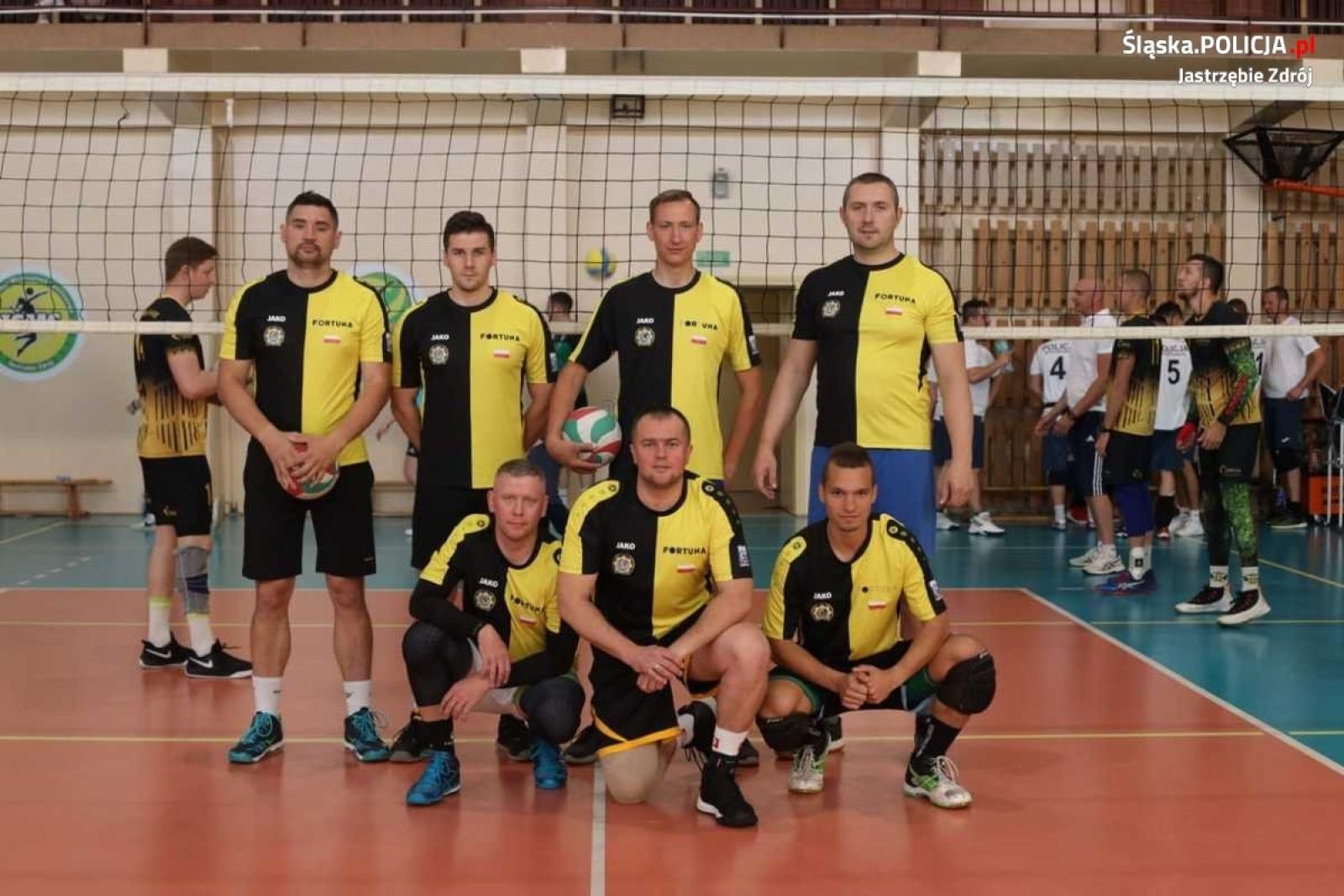 Zdjęcie w galerii na portalu naszwodzislaw.com: Policjanci z Wodzisławia Śląskiego na turnieju siatkarskim w Jastrzębiu-Zdroju wiadomości z regionu