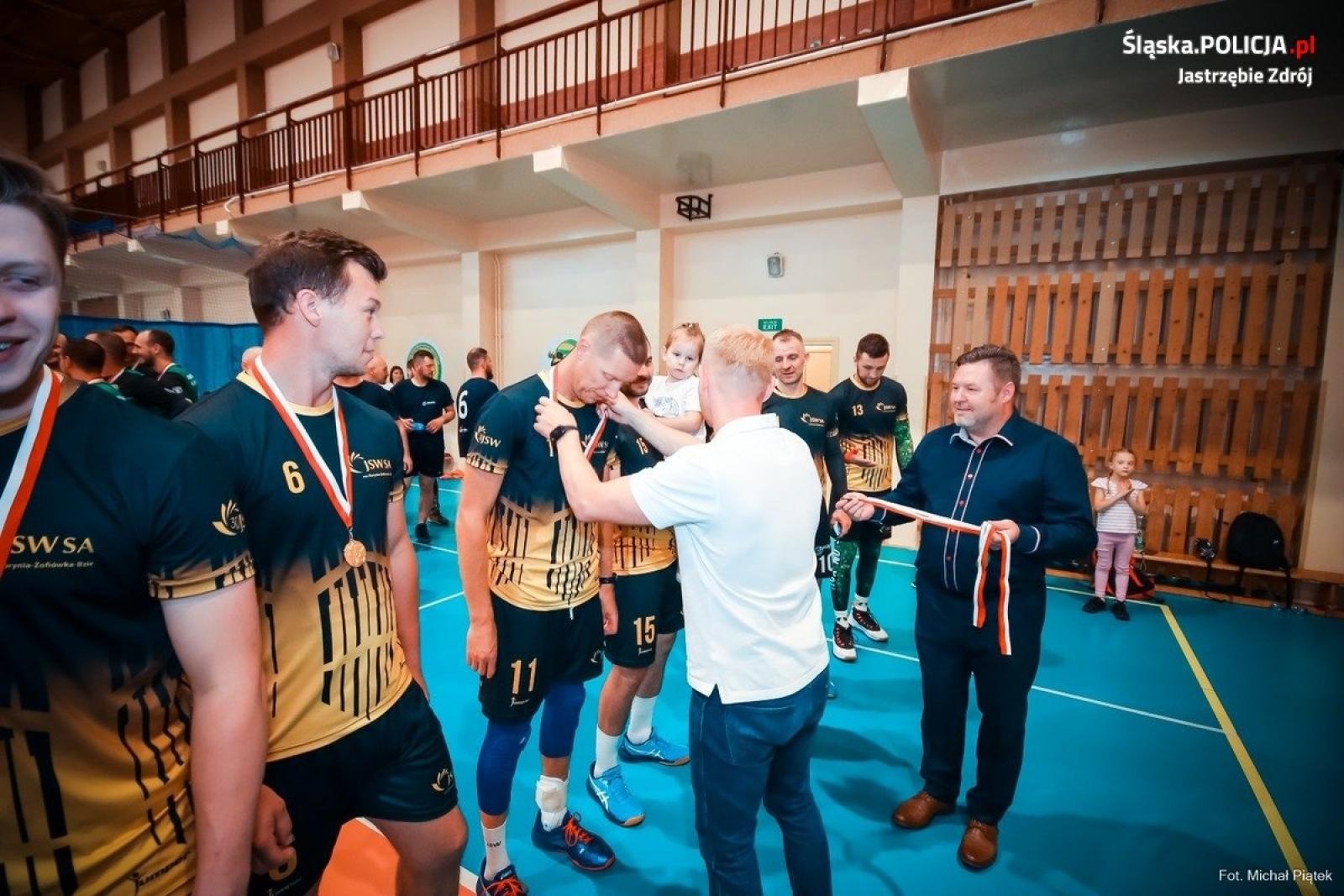 Zdjęcie w galerii na portalu naszwodzislaw.com: Policjanci z Wodzisławia Śląskiego na turnieju siatkarskim w Jastrzębiu-Zdroju wiadomości z regionu
