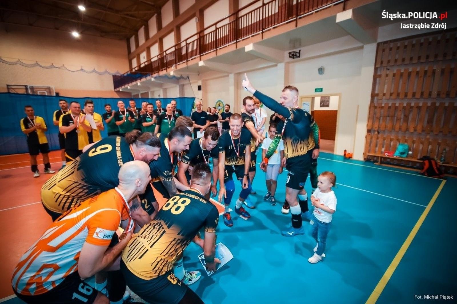 Zdjęcie w galerii na portalu naszwodzislaw.com: Policjanci z Wodzisławia Śląskiego na turnieju siatkarskim w Jastrzębiu-Zdroju wiadomości z regionu