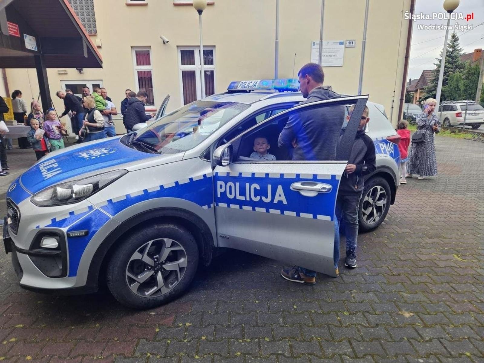 Zdjęcie w galerii na portalu naszwodzislaw.com: Mundurowi z Gorzyc na pikniku w Czyżowicach wiadomości z regionu