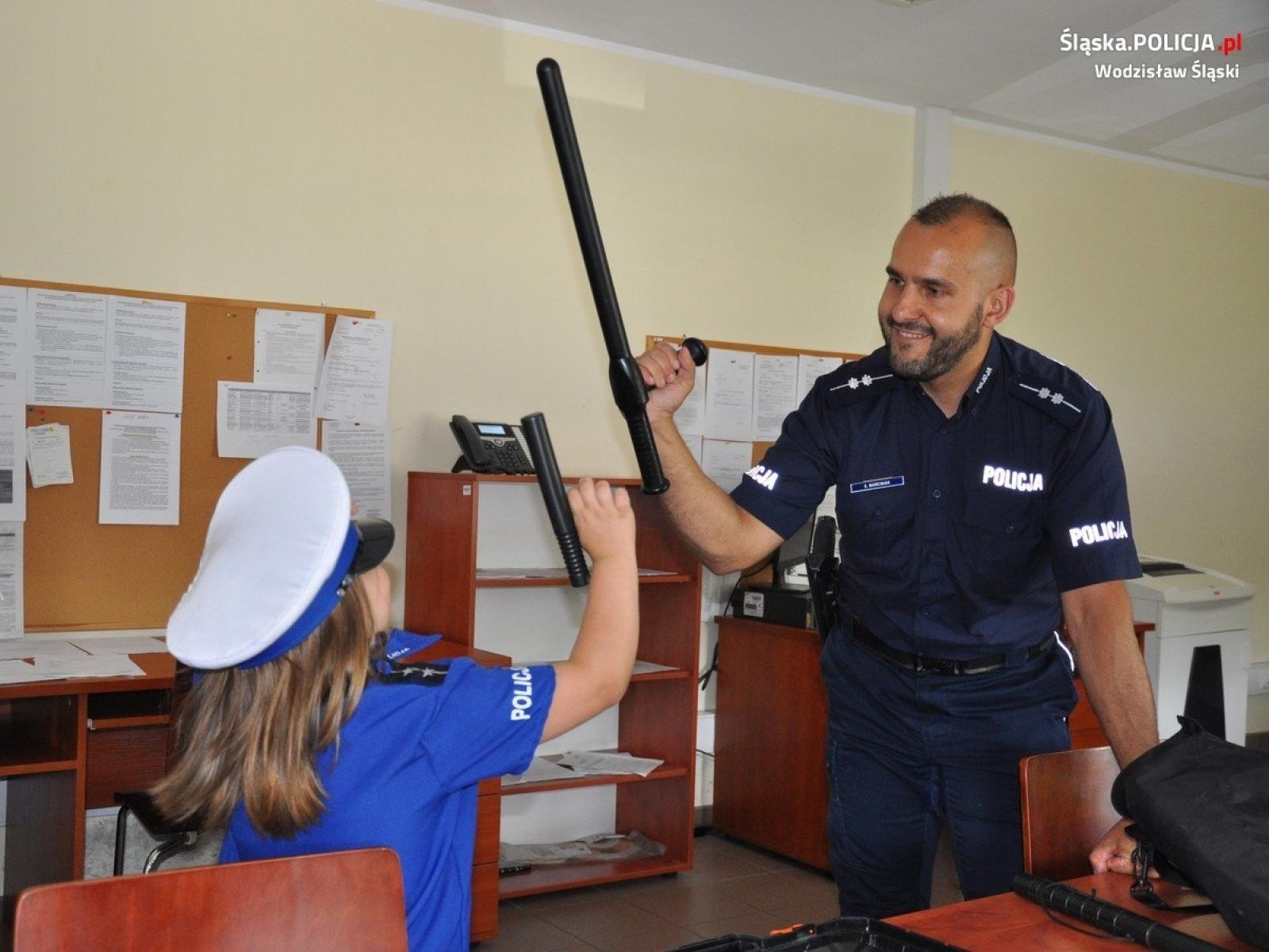 Zdjęcie w galerii na portalu naszwodzislaw.com: Pomagają, chronią i... spełniają marzenia. Urodzinowa niespodzianka dla Mai [FOTO] wiadomości z regionu