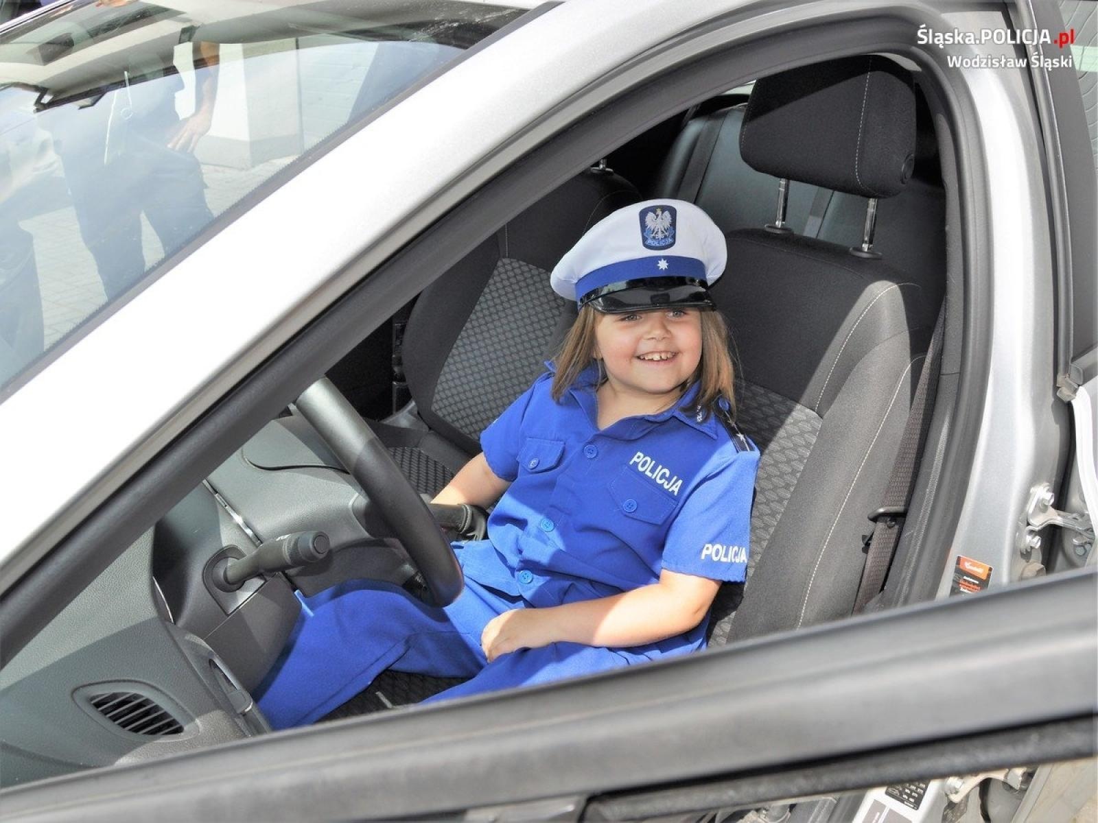 Zdjęcie w galerii na portalu naszwodzislaw.com: Pomagają, chronią i... spełniają marzenia. Urodzinowa niespodzianka dla Mai [FOTO] wiadomości z regionu