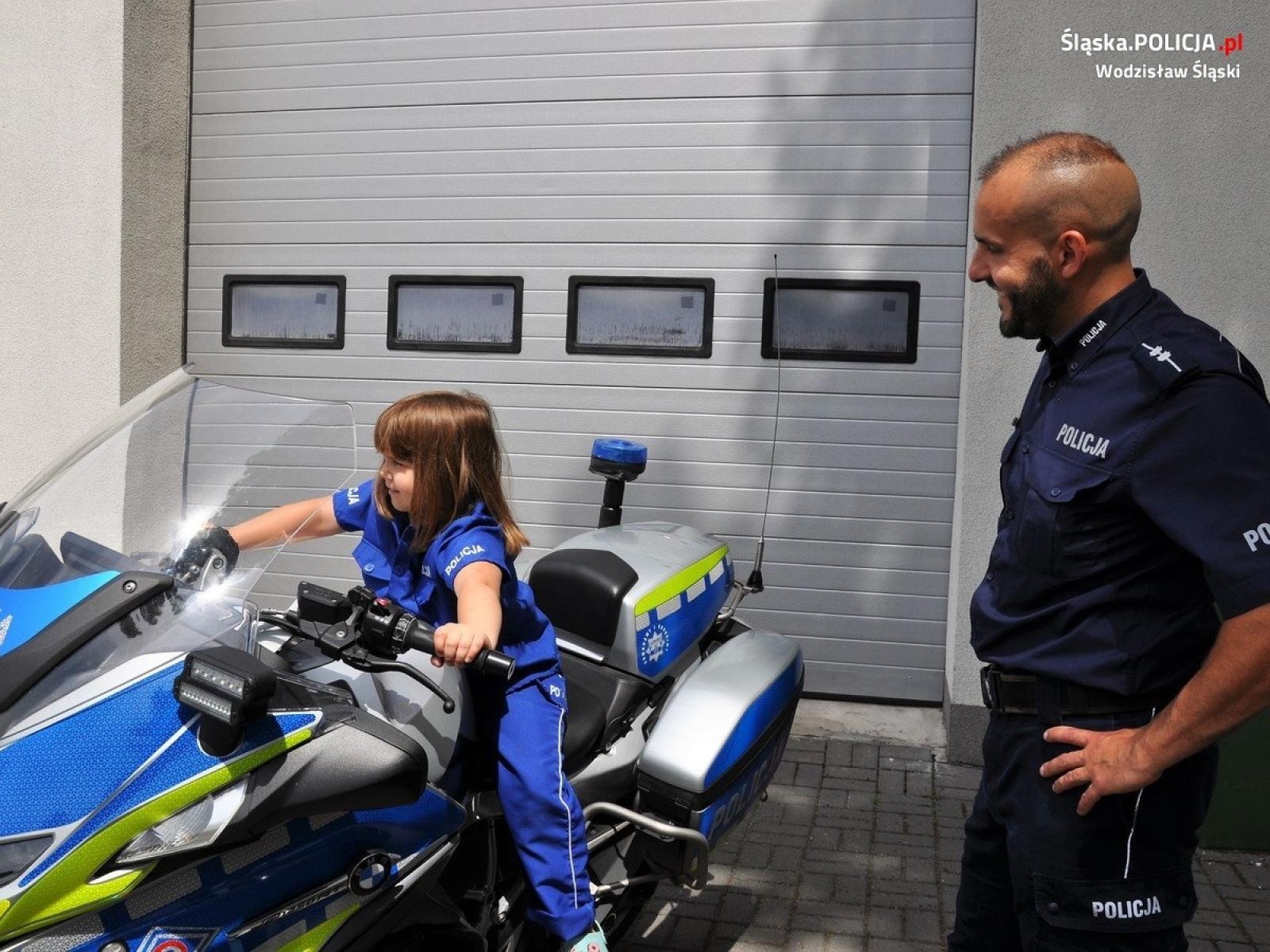 Zdjęcie w galerii na portalu naszwodzislaw.com: Pomagają, chronią i... spełniają marzenia. Urodzinowa niespodzianka dla Mai [FOTO] wiadomości z regionu