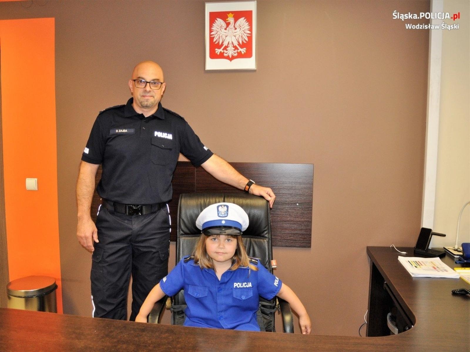 Zdjęcie w galerii na portalu naszwodzislaw.com: Pomagają, chronią i... spełniają marzenia. Urodzinowa niespodzianka dla Mai [FOTO] wiadomości z regionu