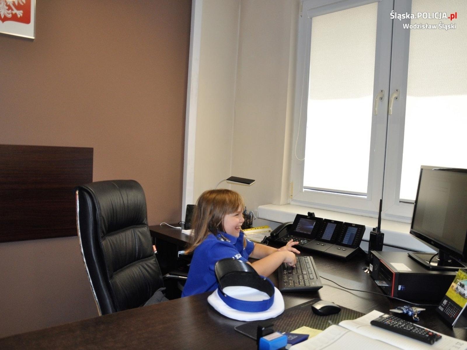 Zdjęcie w galerii na portalu naszwodzislaw.com: Pomagają, chronią i... spełniają marzenia. Urodzinowa niespodzianka dla Mai [FOTO] wiadomości z regionu