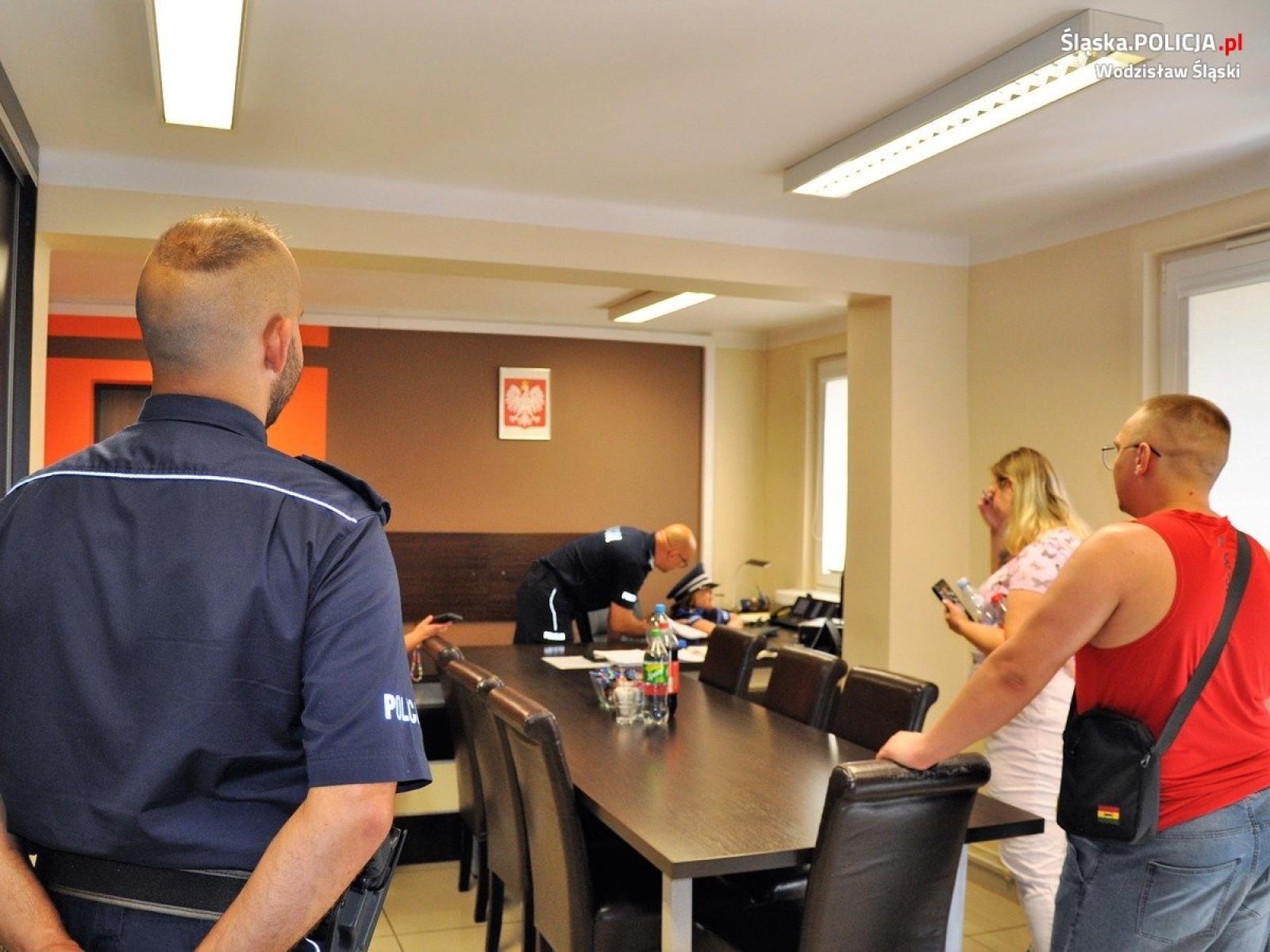 Zdjęcie w galerii na portalu naszwodzislaw.com: Pomagają, chronią i... spełniają marzenia. Urodzinowa niespodzianka dla Mai [FOTO] wiadomości z regionu