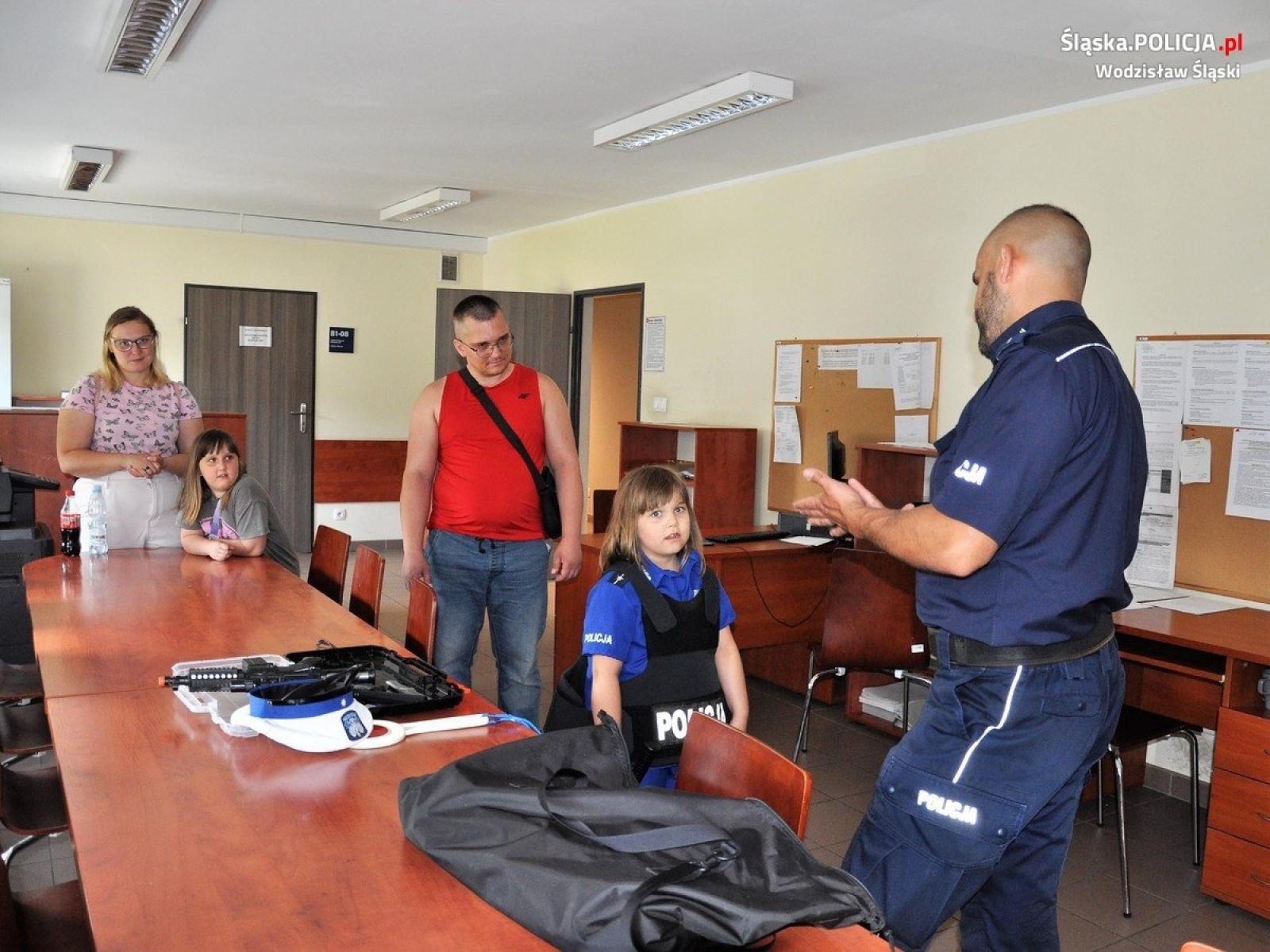 Zdjęcie w galerii na portalu naszwodzislaw.com: Pomagają, chronią i... spełniają marzenia. Urodzinowa niespodzianka dla Mai [FOTO] wiadomości z regionu