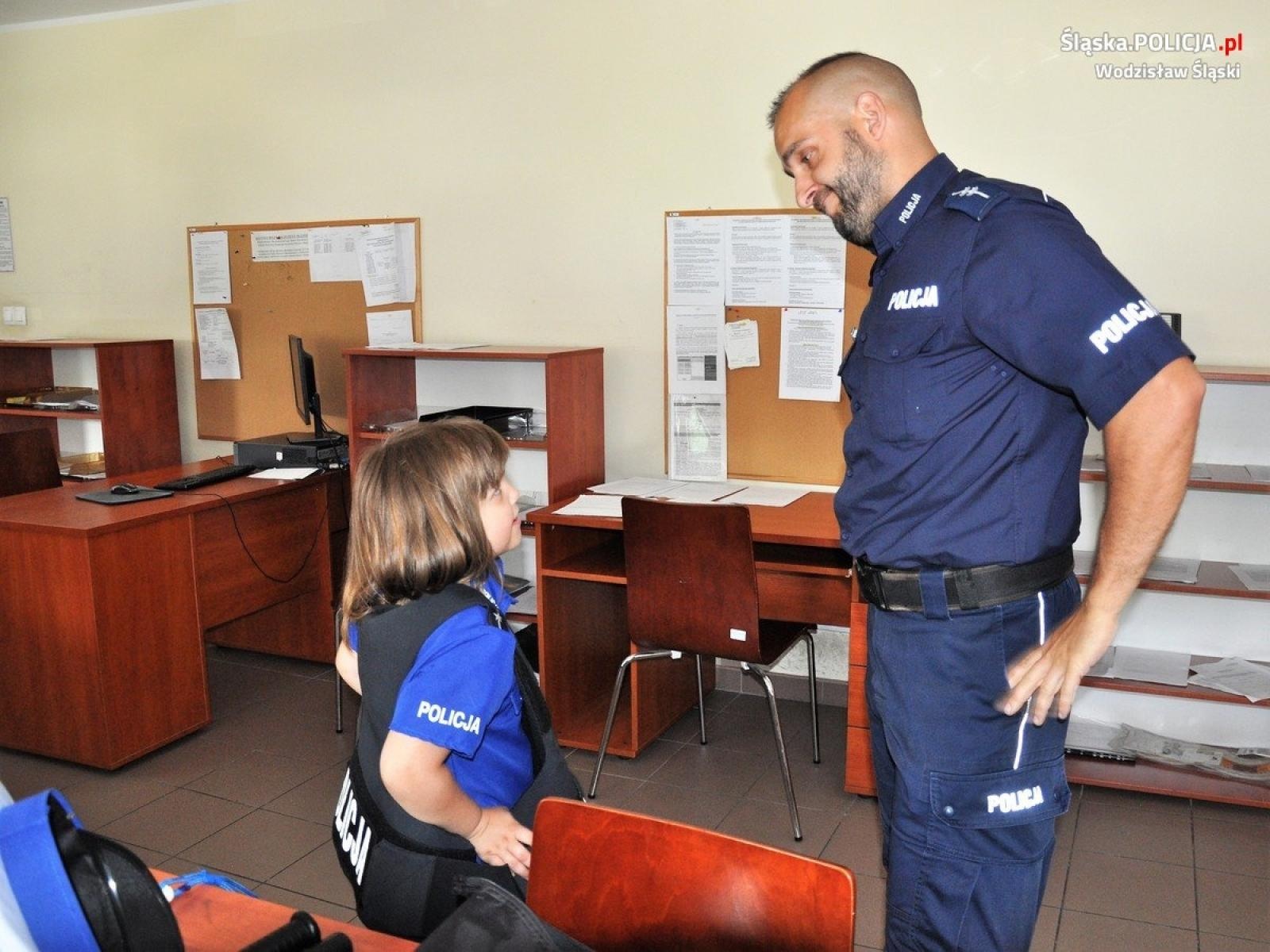 Zdjęcie w galerii na portalu naszwodzislaw.com: Pomagają, chronią i... spełniają marzenia. Urodzinowa niespodzianka dla Mai [FOTO] wiadomości z regionu