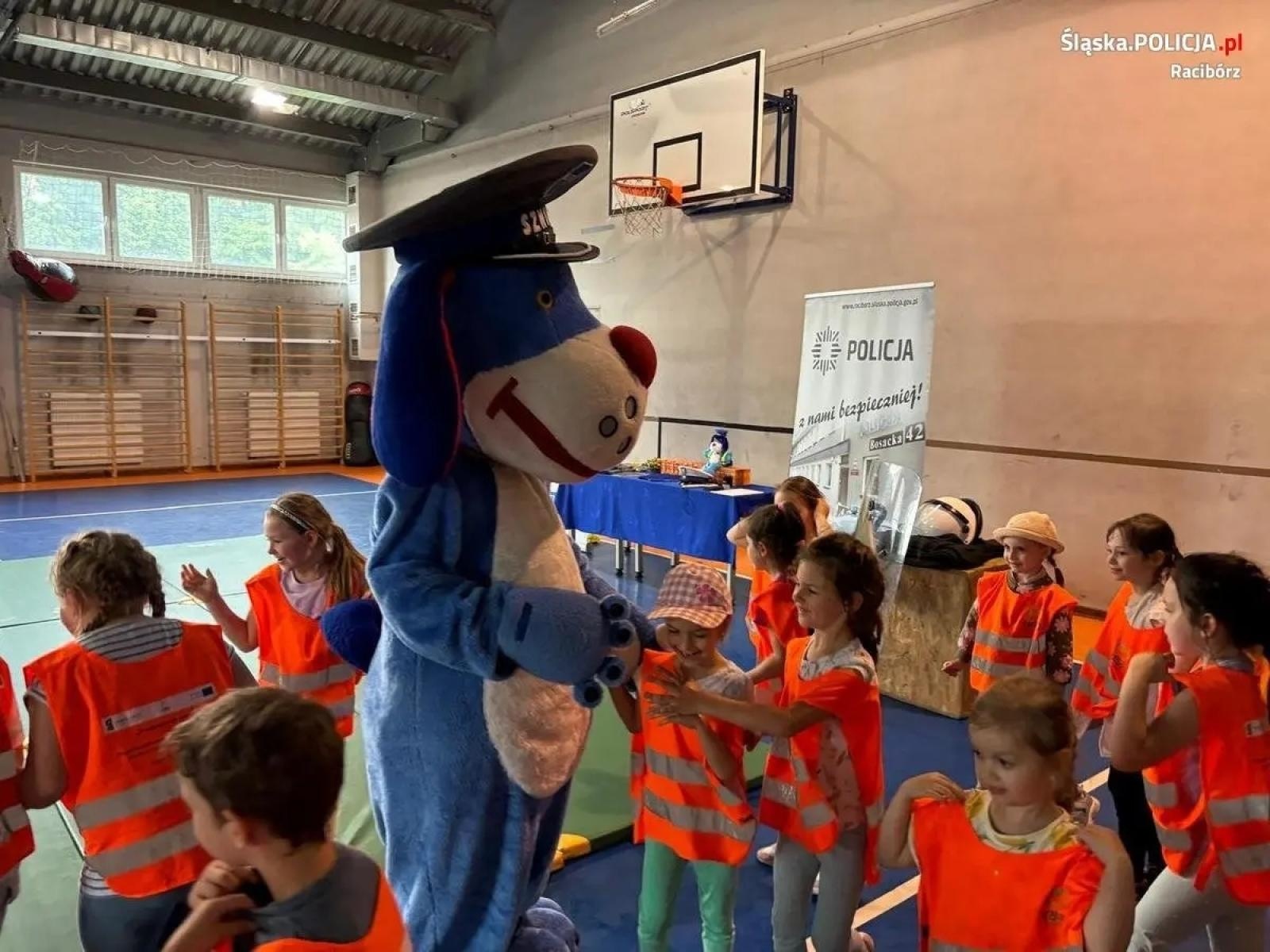 Zdjęcie w galerii na portalu naszwodzislaw.com: Przedszkolaki z Radlina z wizytą u raciborskich policjantów wiadomości z regionu