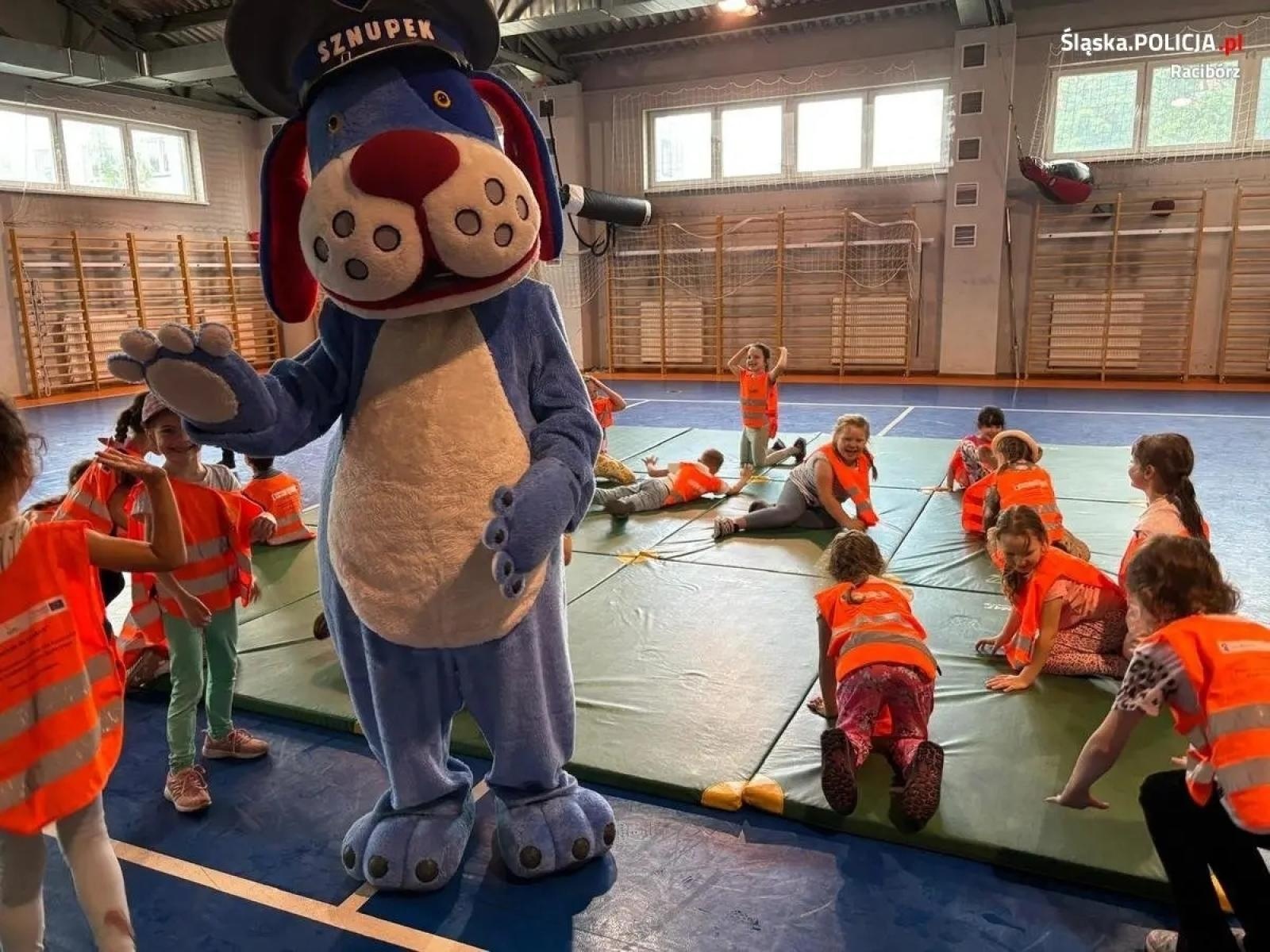 Zdjęcie w galerii na portalu naszwodzislaw.com: Przedszkolaki z Radlina z wizytą u raciborskich policjantów wiadomości z regionu