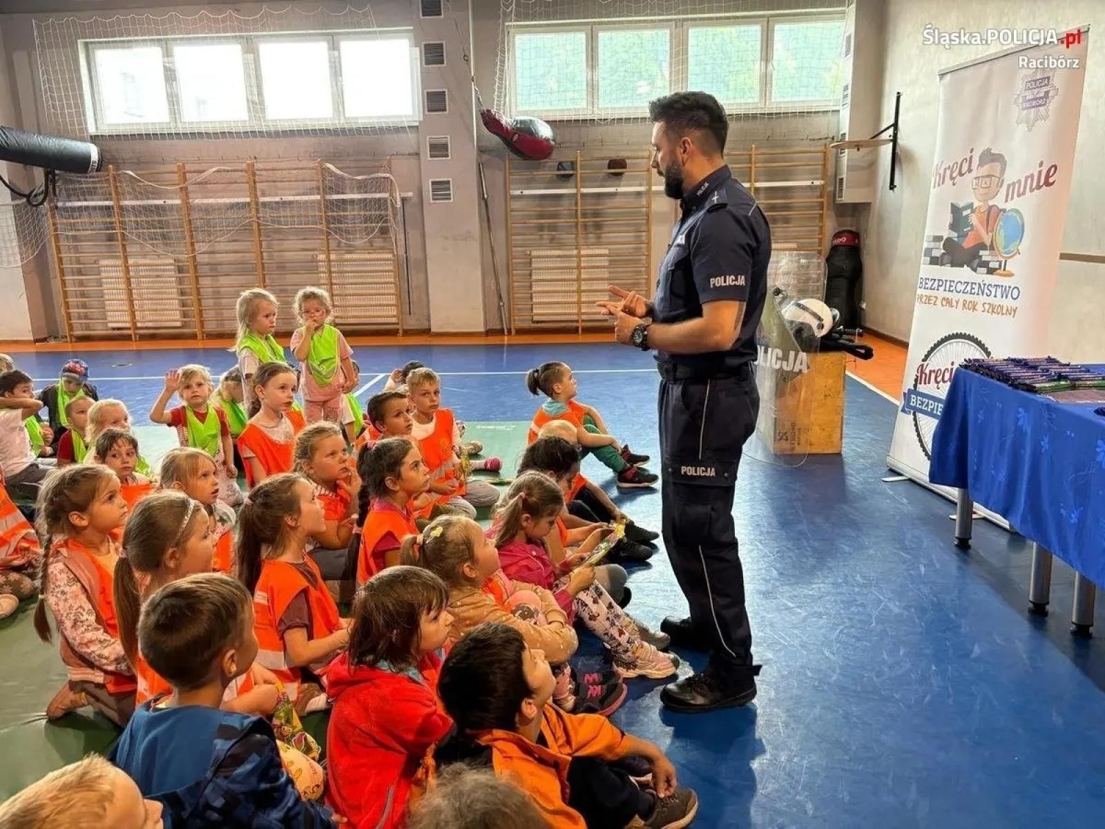 Zdjęcie w galerii na portalu naszwodzislaw.com: Przedszkolaki z Radlina z wizytą u raciborskich policjantów wiadomości z regionu