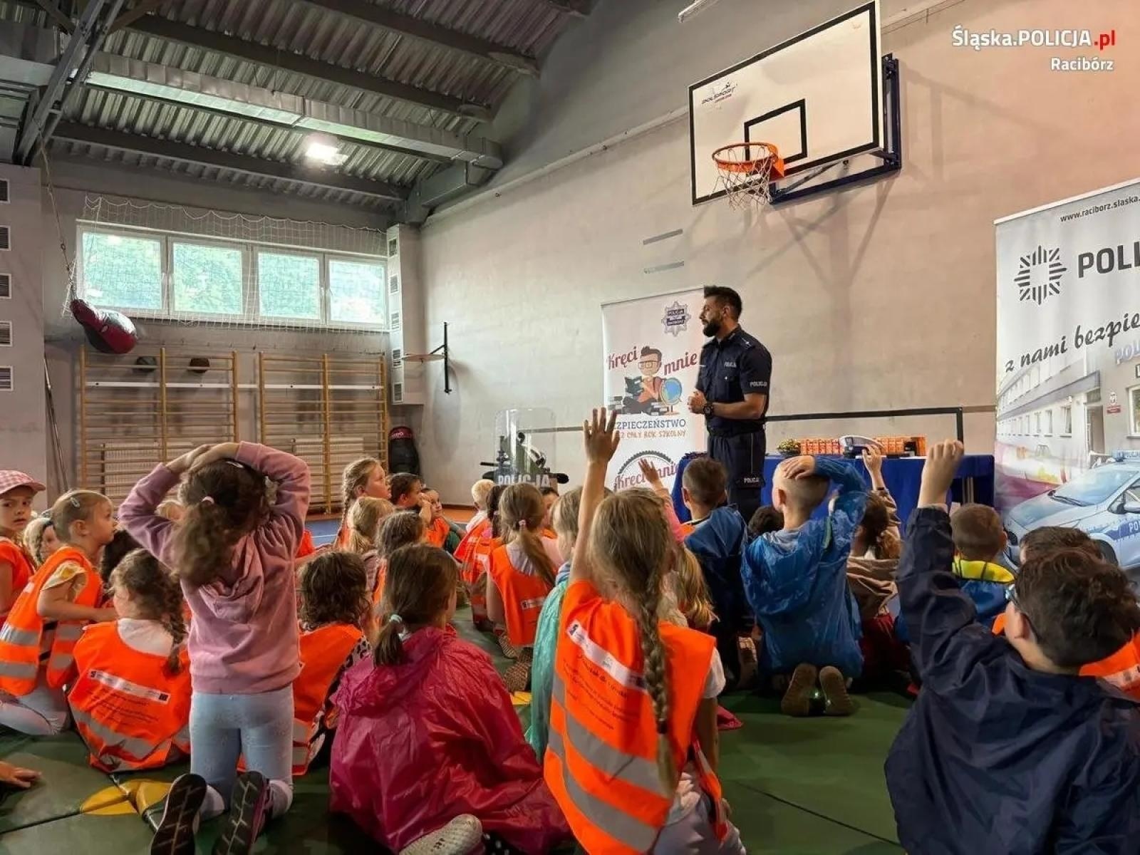 Zdjęcie w galerii na portalu naszwodzislaw.com: Przedszkolaki z Radlina z wizytą u raciborskich policjantów wiadomości z regionu