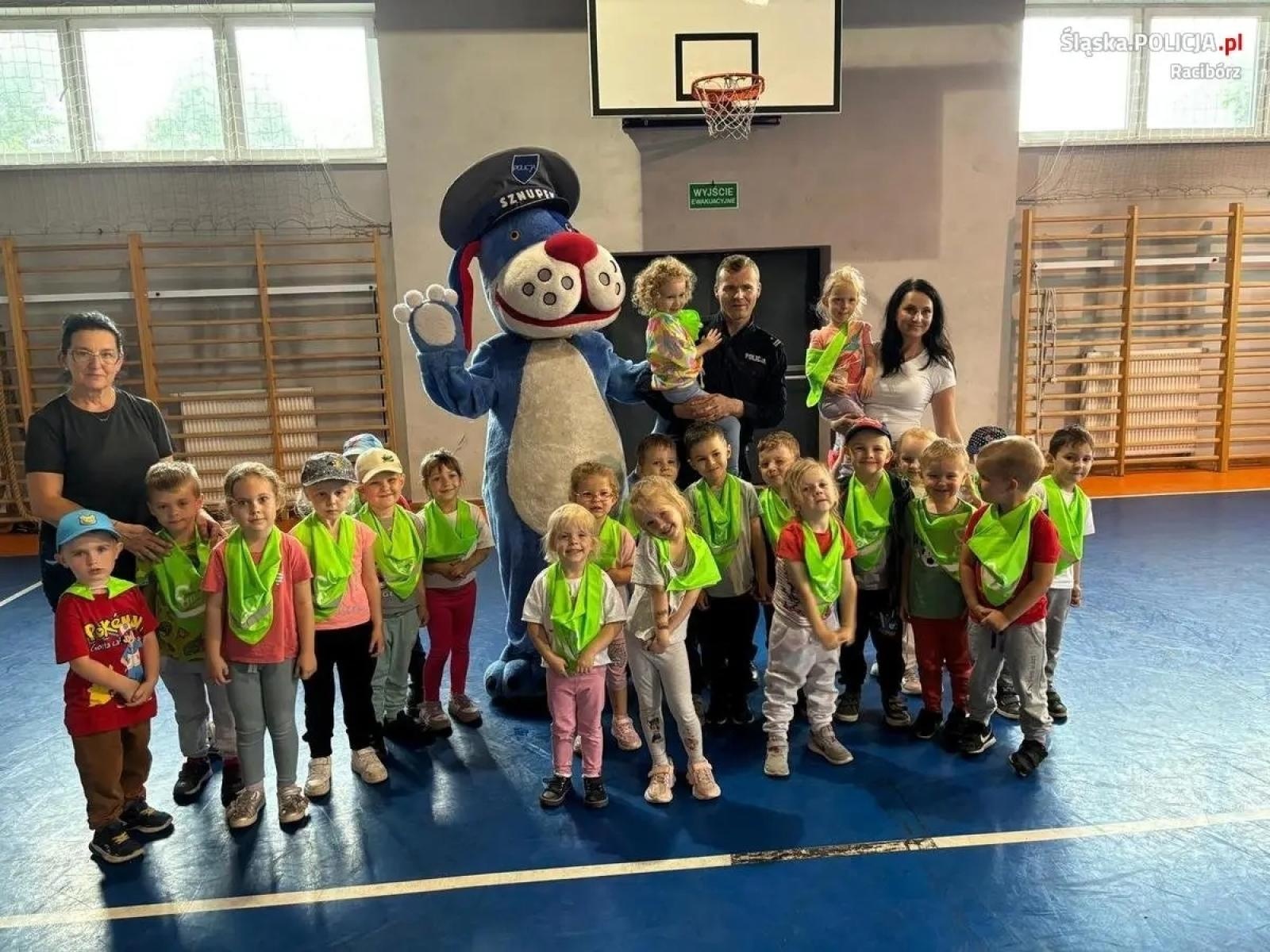Zdjęcie w galerii na portalu naszwodzislaw.com: Przedszkolaki z Radlina z wizytą u raciborskich policjantów wiadomości z regionu