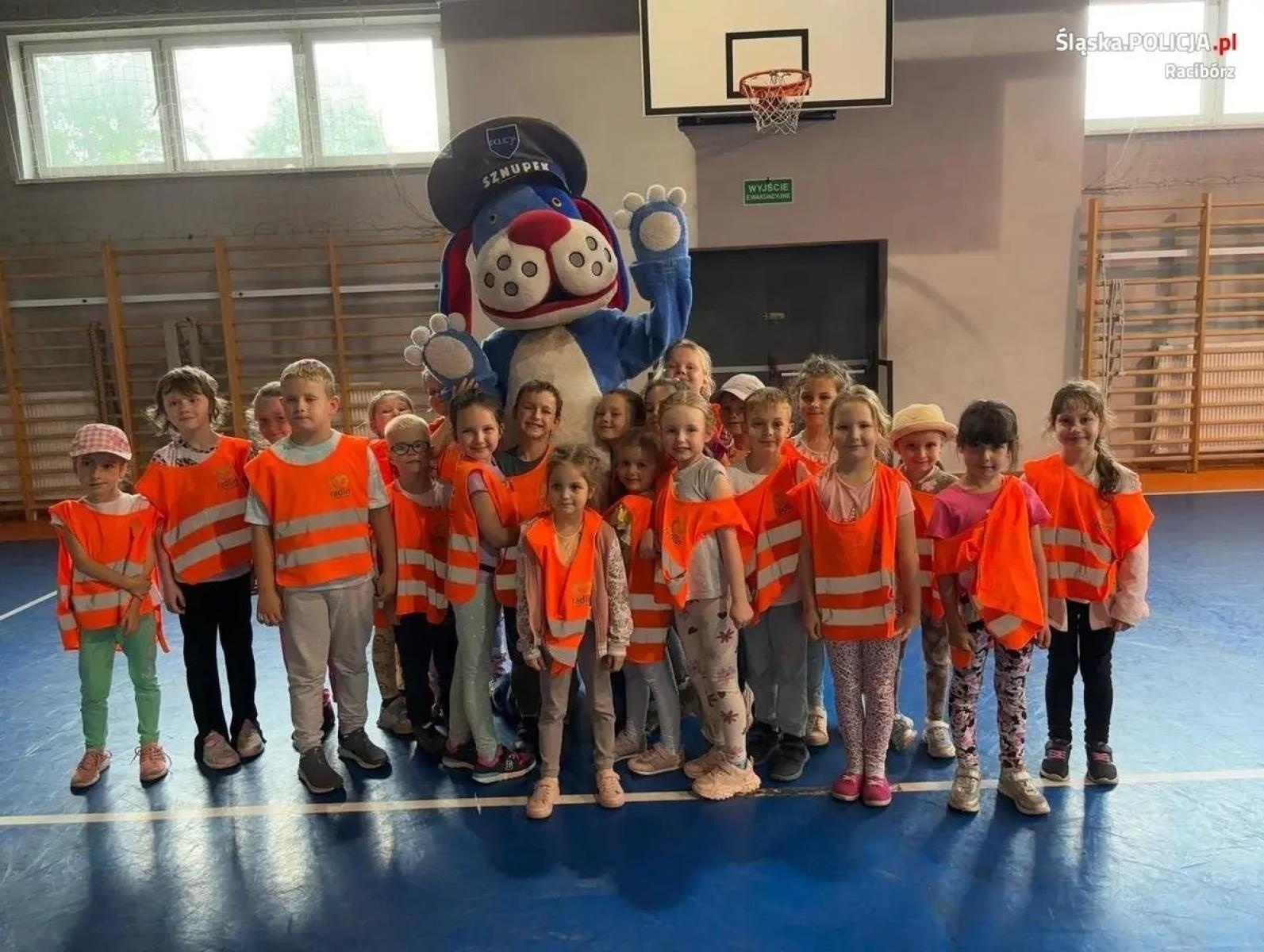 Zdjęcie w galerii na portalu naszwodzislaw.com: Przedszkolaki z Radlina z wizytą u raciborskich policjantów wiadomości z regionu