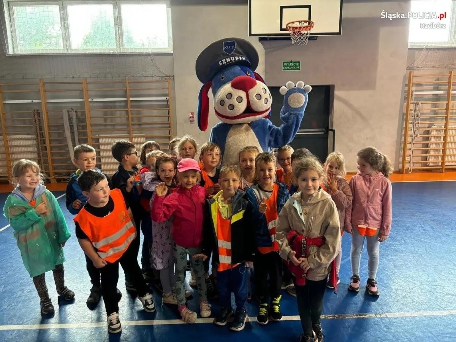 Zdjęcie w galerii na portalu naszwodzislaw.com: Przedszkolaki z Radlina z wizytą u raciborskich policjantów wiadomości z regionu