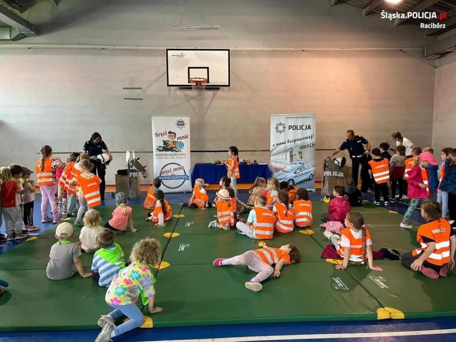 Zdjęcie w galerii na portalu naszwodzislaw.com: Przedszkolaki z Radlina z wizytą u raciborskich policjantów wiadomości z regionu
