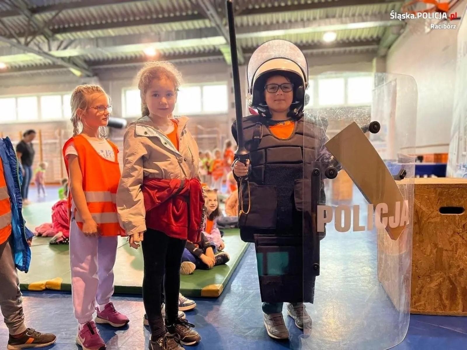 Zdjęcie w galerii na portalu naszwodzislaw.com: Przedszkolaki z Radlina z wizytą u raciborskich policjantów wiadomości z regionu