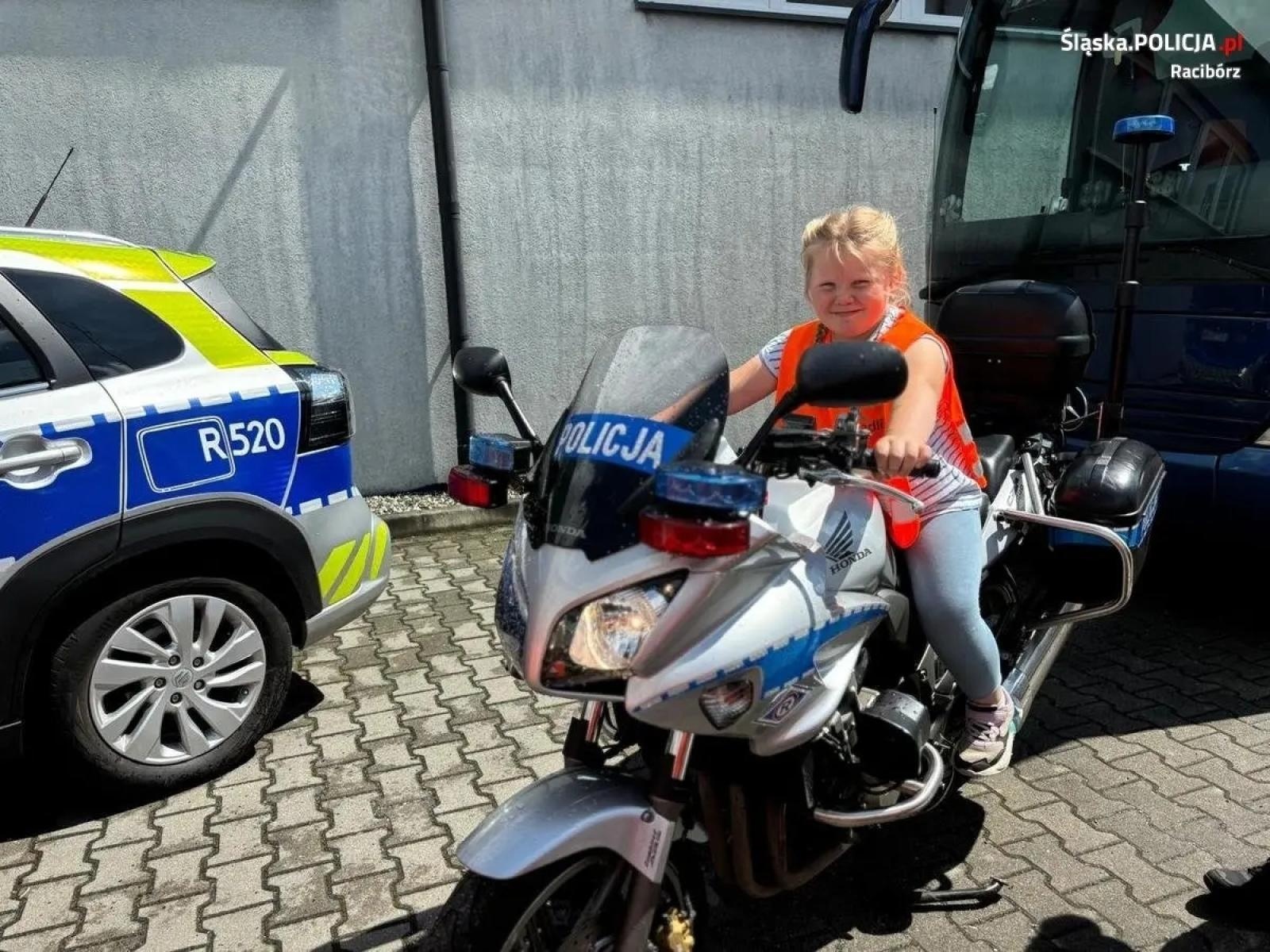 Zdjęcie w galerii na portalu naszwodzislaw.com: Przedszkolaki z Radlina z wizytą u raciborskich policjantów wiadomości z regionu