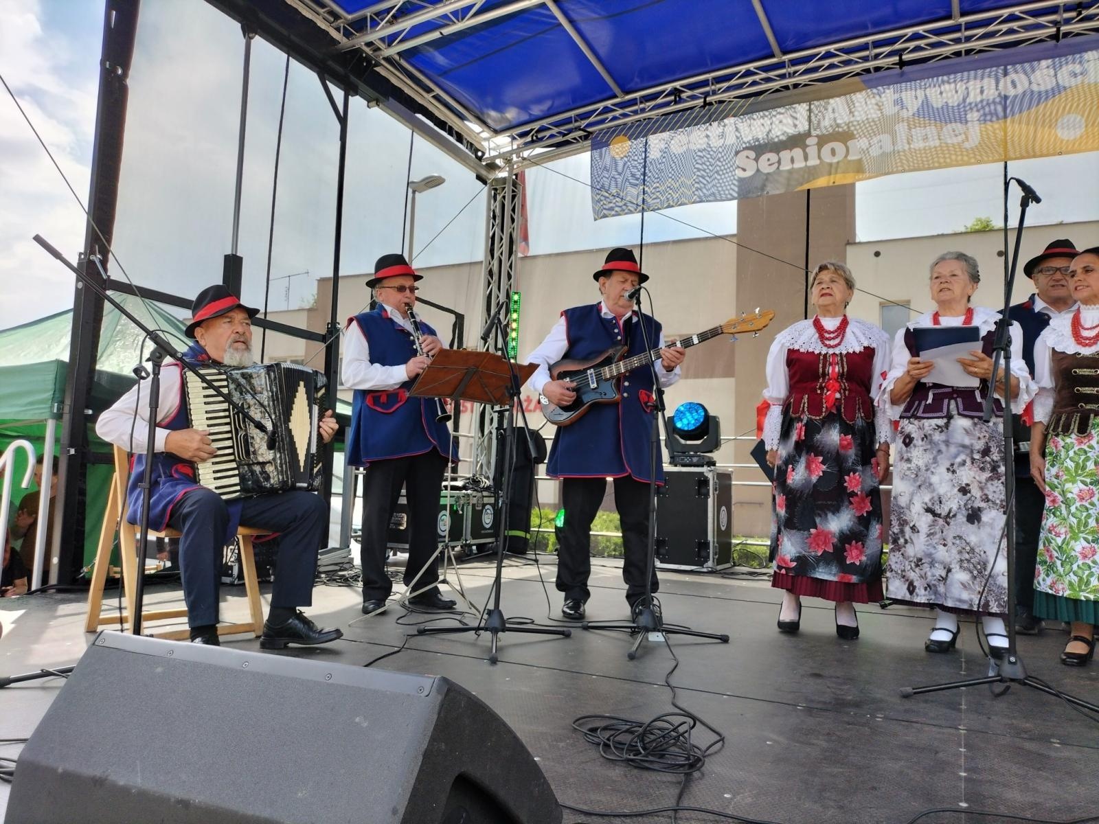 Zdjęcie w galerii na portalu naszwodzislaw.com: Nie Dejmy Sie na Festiwalu Aktywności Senioralnej wiadomości z regionu