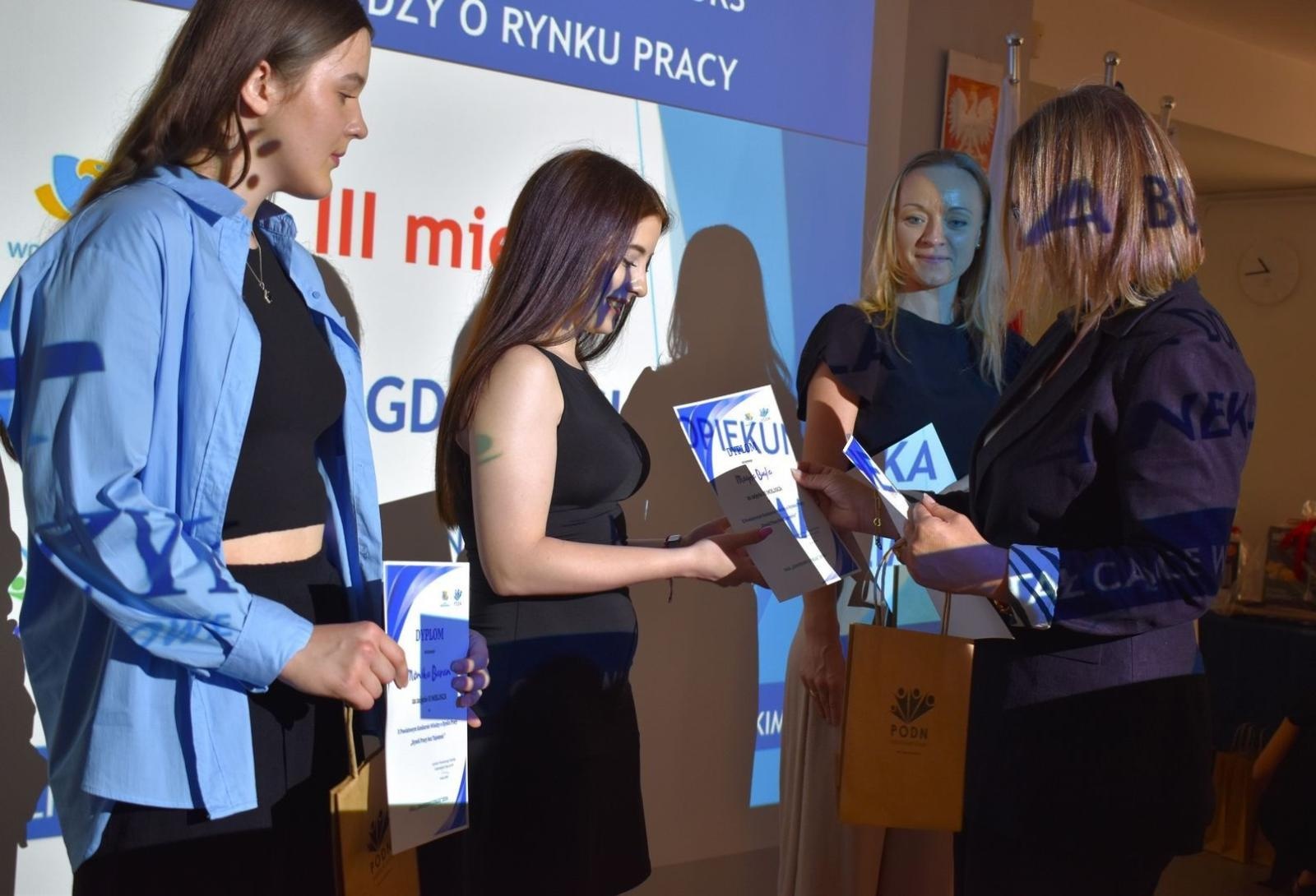 Zdjęcie w galerii na portalu naszwodzislaw.com: Zawodowo i z pasją podchodzą do kształcenia [FOTO] wiadomości z regionu