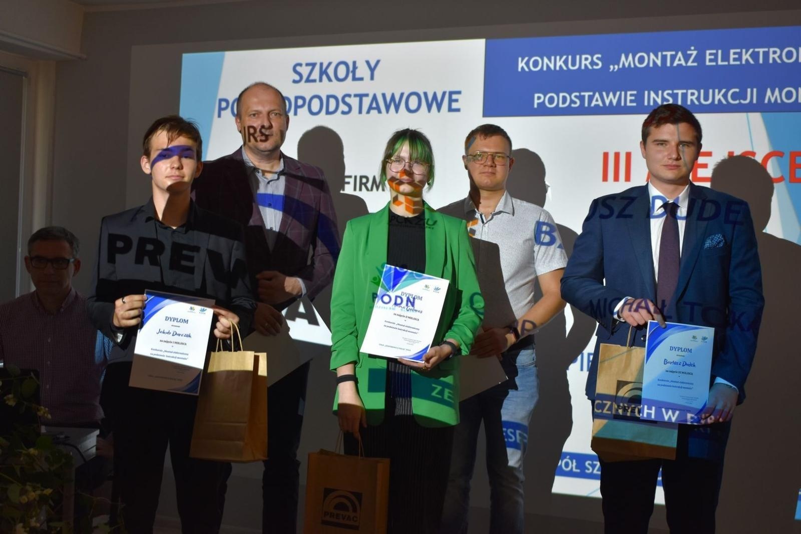 Zdjęcie w galerii na portalu naszwodzislaw.com: Zawodowo i z pasją podchodzą do kształcenia [FOTO] wiadomości z regionu