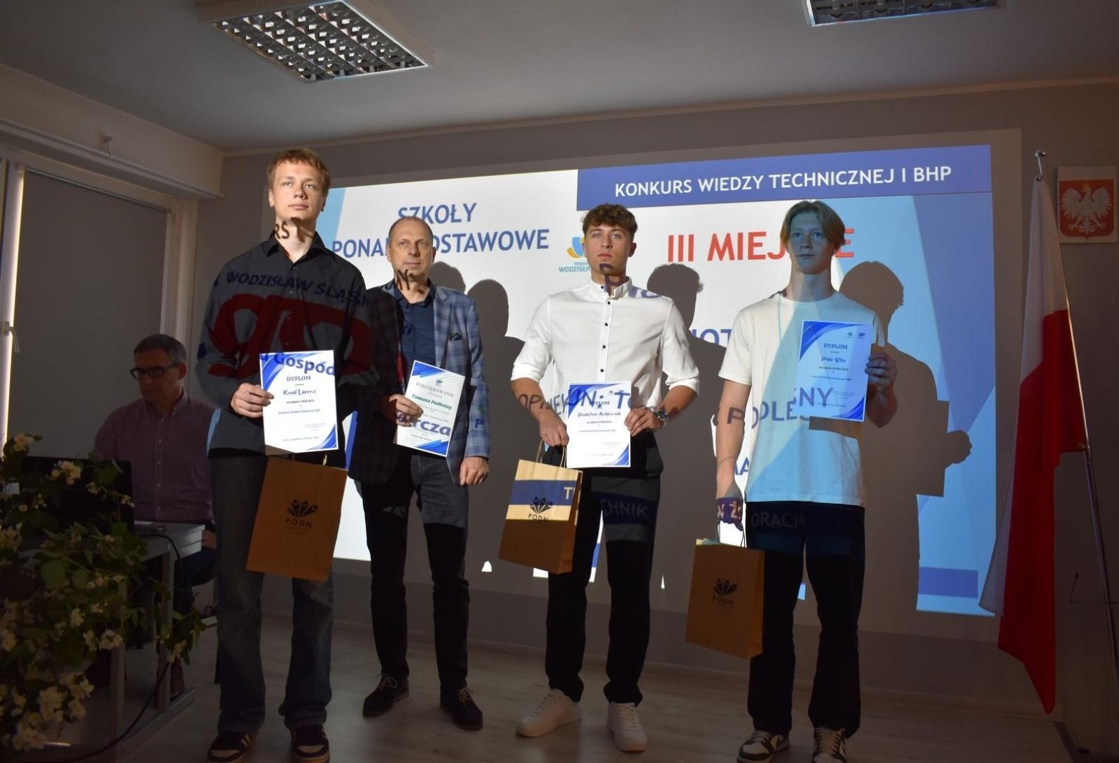 Zdjęcie w galerii na portalu naszwodzislaw.com: Zawodowo i z pasją podchodzą do kształcenia [FOTO] wiadomości z regionu