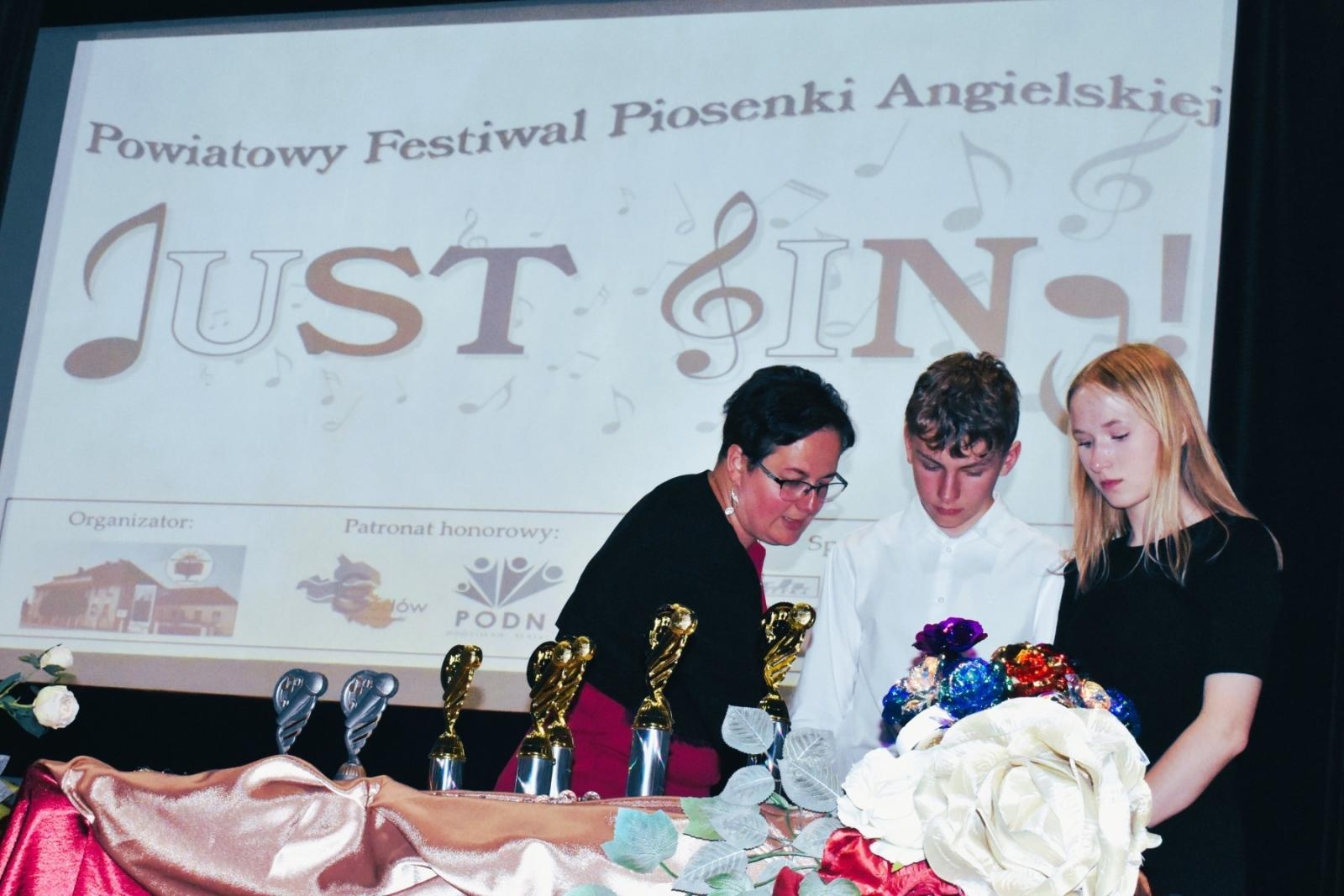 Zdjęcie w galerii na portalu naszwodzislaw.com: Uczniowie z całego powiatu zaśpiewali po angielsku, czyli festiwal Just sing za nami wiadomości z regionu