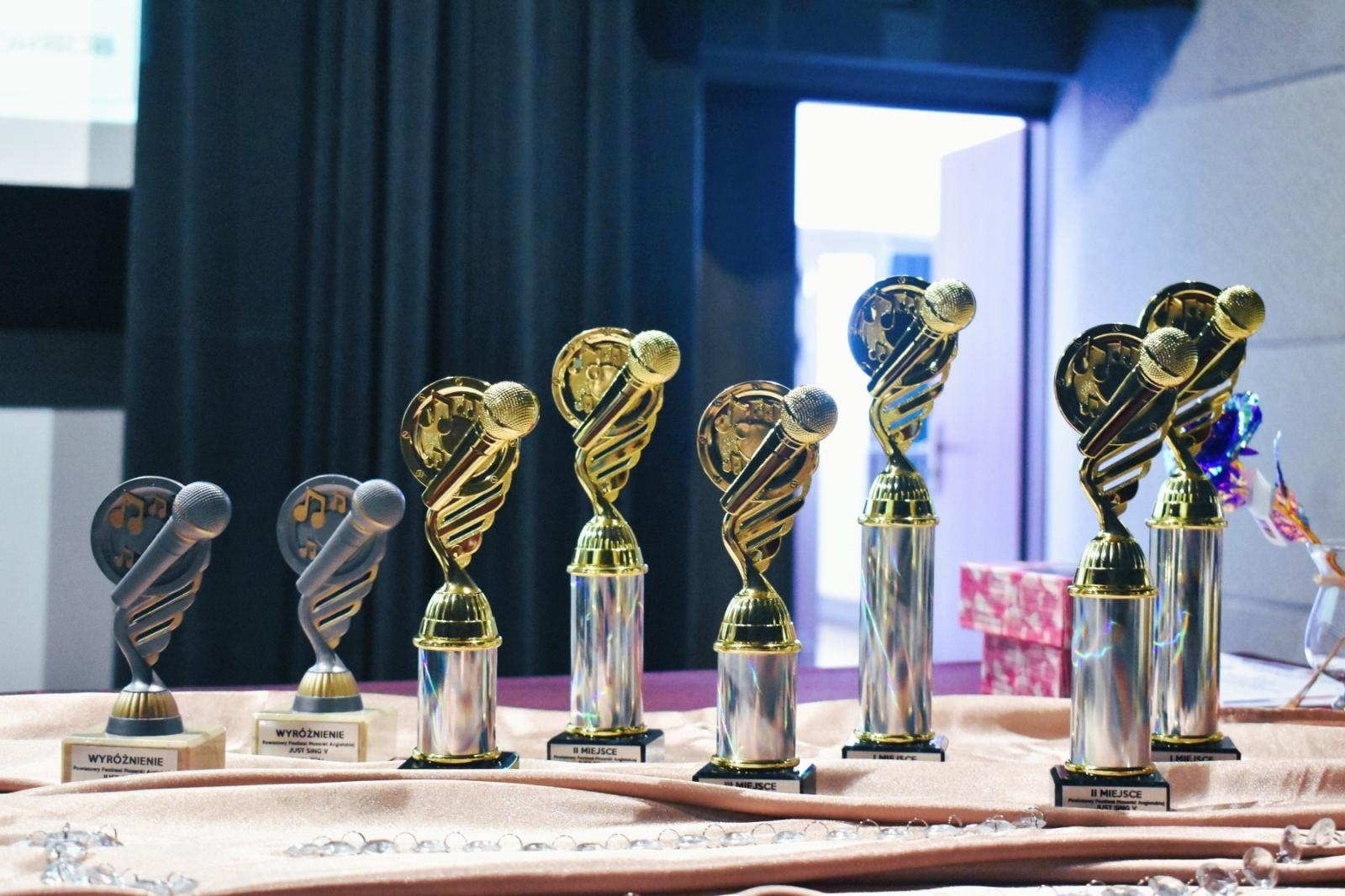 Zdjęcie w galerii na portalu naszwodzislaw.com: Uczniowie z całego powiatu zaśpiewali po angielsku, czyli festiwal Just sing za nami wiadomości z regionu