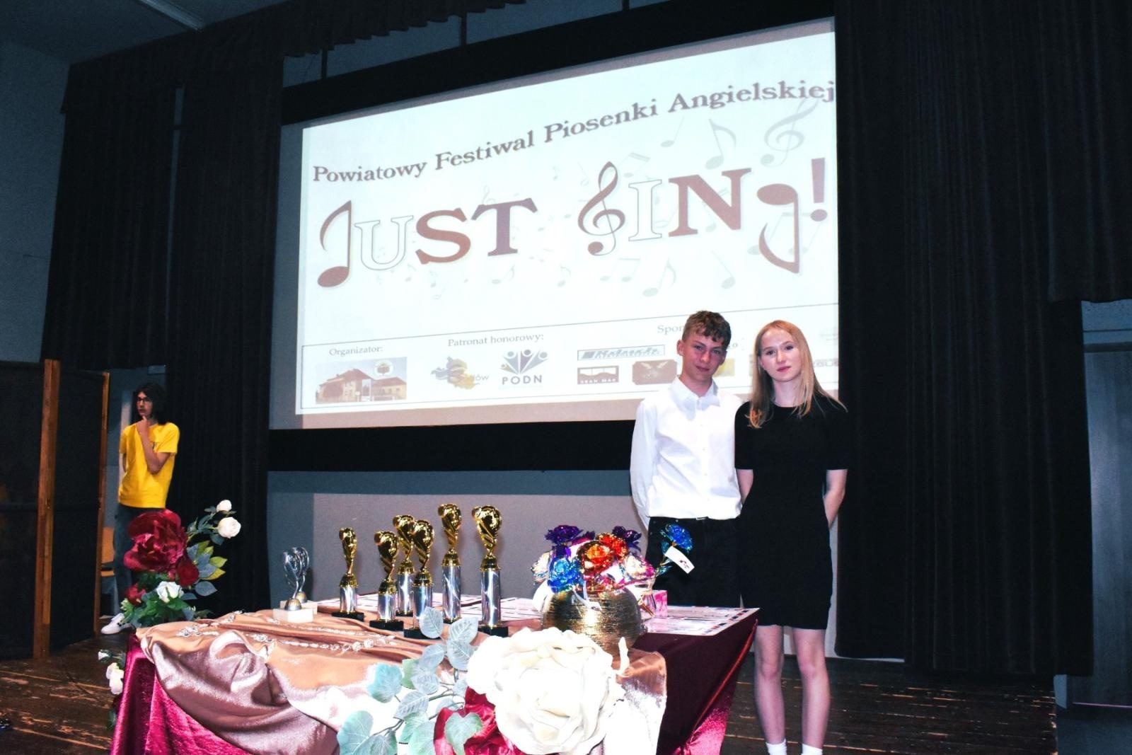 Zdjęcie w galerii na portalu naszwodzislaw.com: Uczniowie z całego powiatu zaśpiewali po angielsku, czyli festiwal Just sing za nami wiadomości z regionu