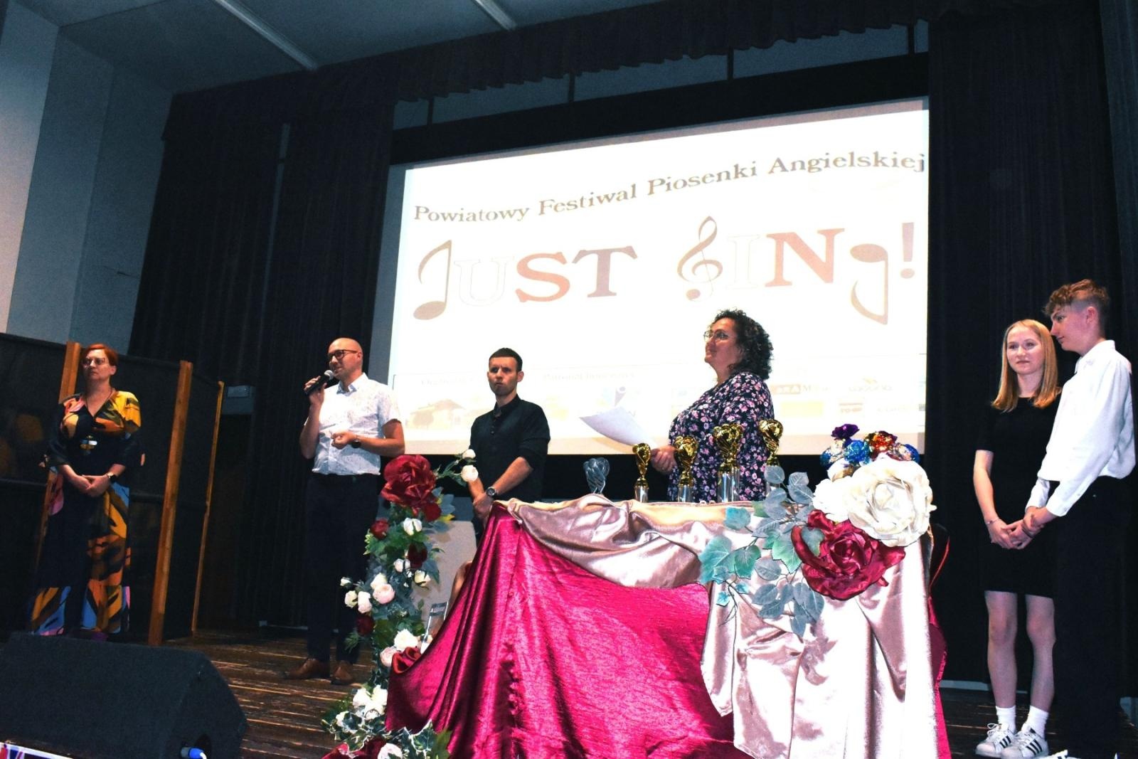 Zdjęcie w galerii na portalu naszwodzislaw.com: Uczniowie z całego powiatu zaśpiewali po angielsku, czyli festiwal Just sing za nami wiadomości z regionu