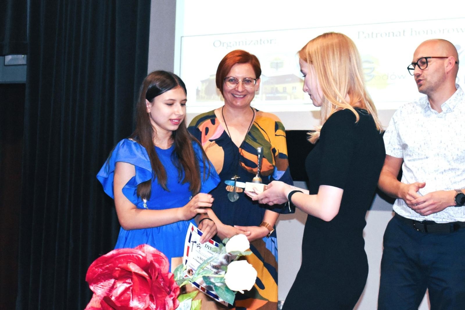 Zdjęcie w galerii na portalu naszwodzislaw.com: Uczniowie z całego powiatu zaśpiewali po angielsku, czyli festiwal Just sing za nami wiadomości z regionu