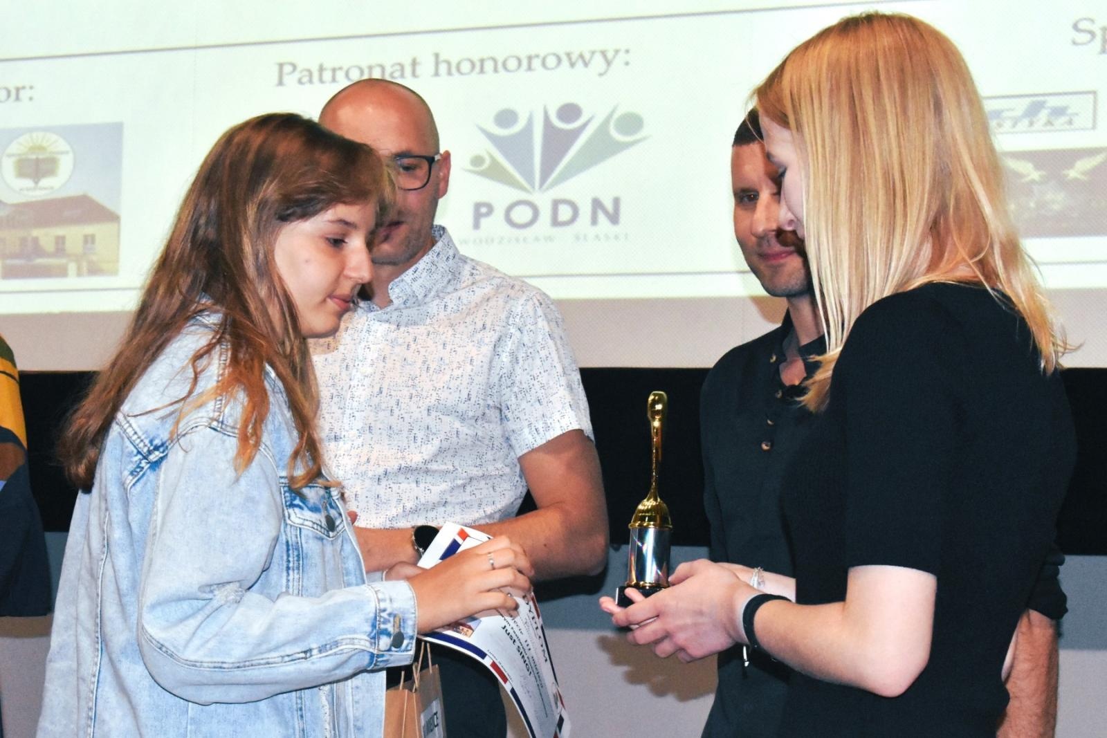 Zdjęcie w galerii na portalu naszwodzislaw.com: Uczniowie z całego powiatu zaśpiewali po angielsku, czyli festiwal Just sing za nami wiadomości z regionu