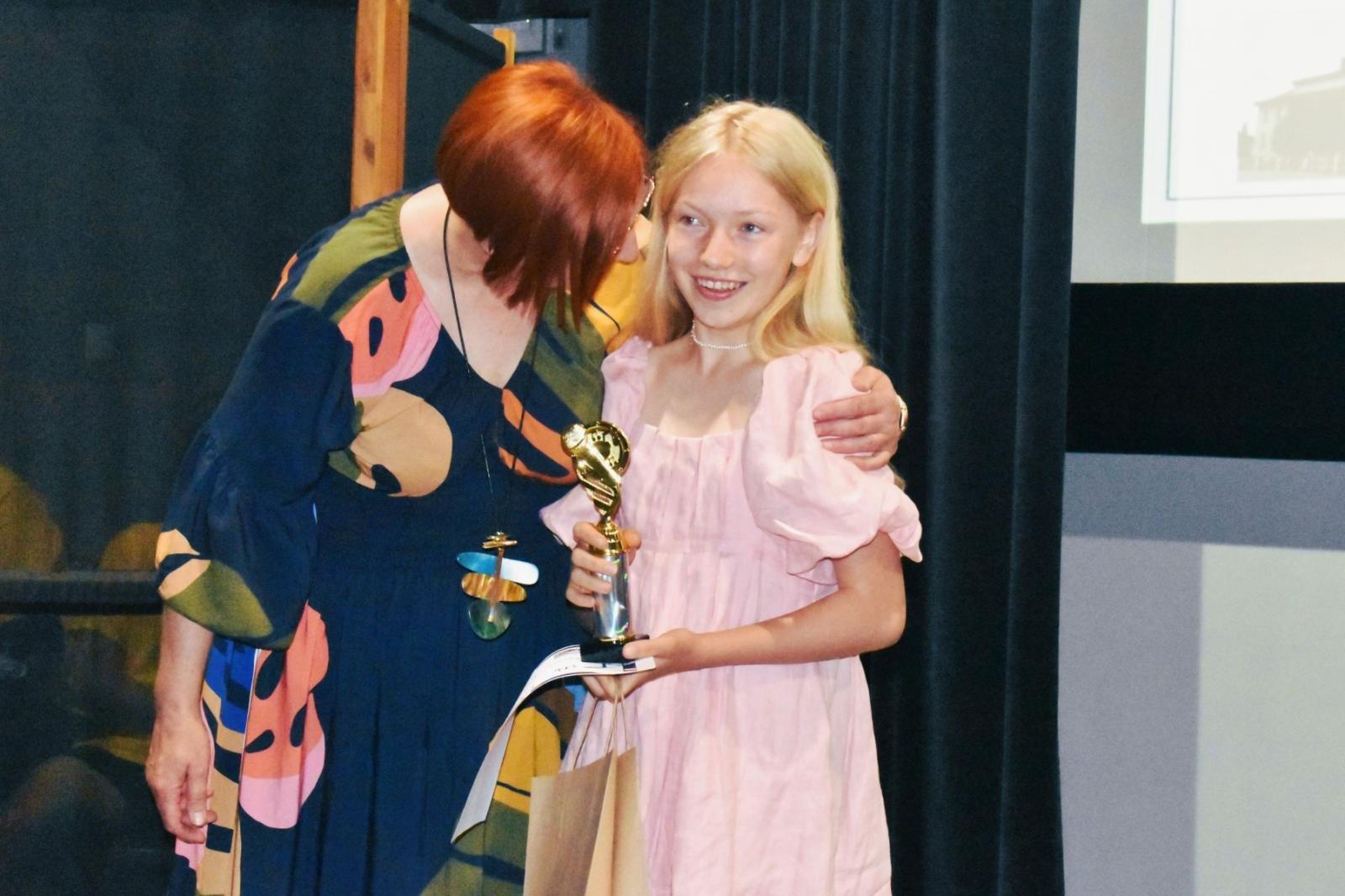 Zdjęcie w galerii na portalu naszwodzislaw.com: Uczniowie z całego powiatu zaśpiewali po angielsku, czyli festiwal Just sing za nami wiadomości z regionu