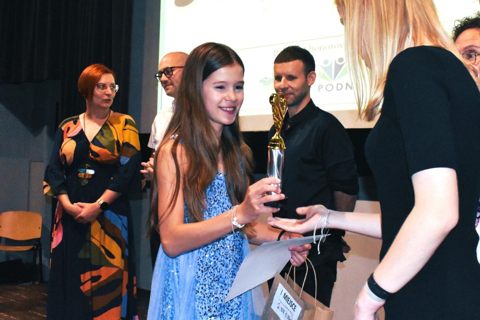 Zdjęcie w galerii na portalu naszwodzislaw.com: Uczniowie z całego powiatu zaśpiewali po angielsku, czyli festiwal Just sing za nami wiadomości z regionu