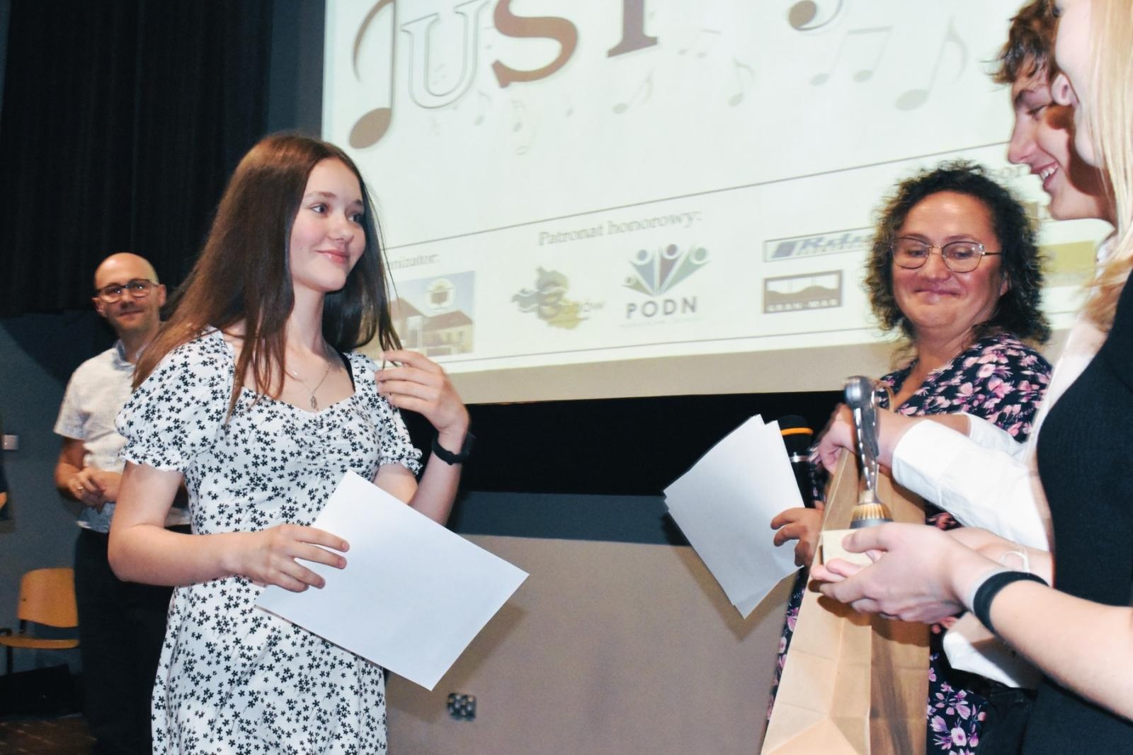 Zdjęcie w galerii na portalu naszwodzislaw.com: Uczniowie z całego powiatu zaśpiewali po angielsku, czyli festiwal Just sing za nami wiadomości z regionu