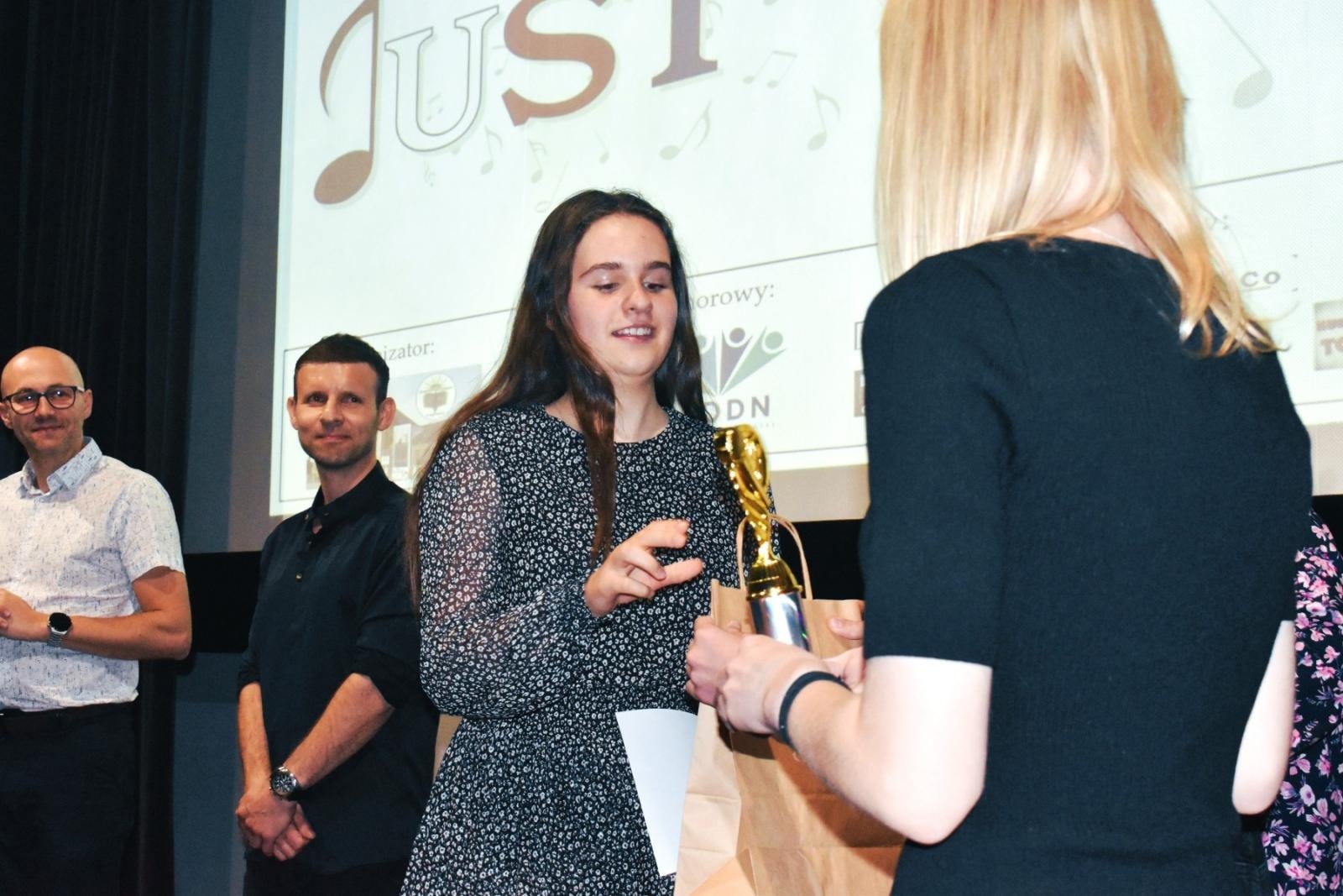 Zdjęcie w galerii na portalu naszwodzislaw.com: Uczniowie z całego powiatu zaśpiewali po angielsku, czyli festiwal Just sing za nami wiadomości z regionu