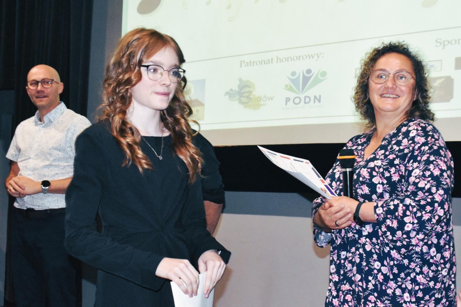 Zdjęcie w galerii na portalu naszwodzislaw.com: Uczniowie z całego powiatu zaśpiewali po angielsku, czyli festiwal Just sing za nami wiadomości z regionu