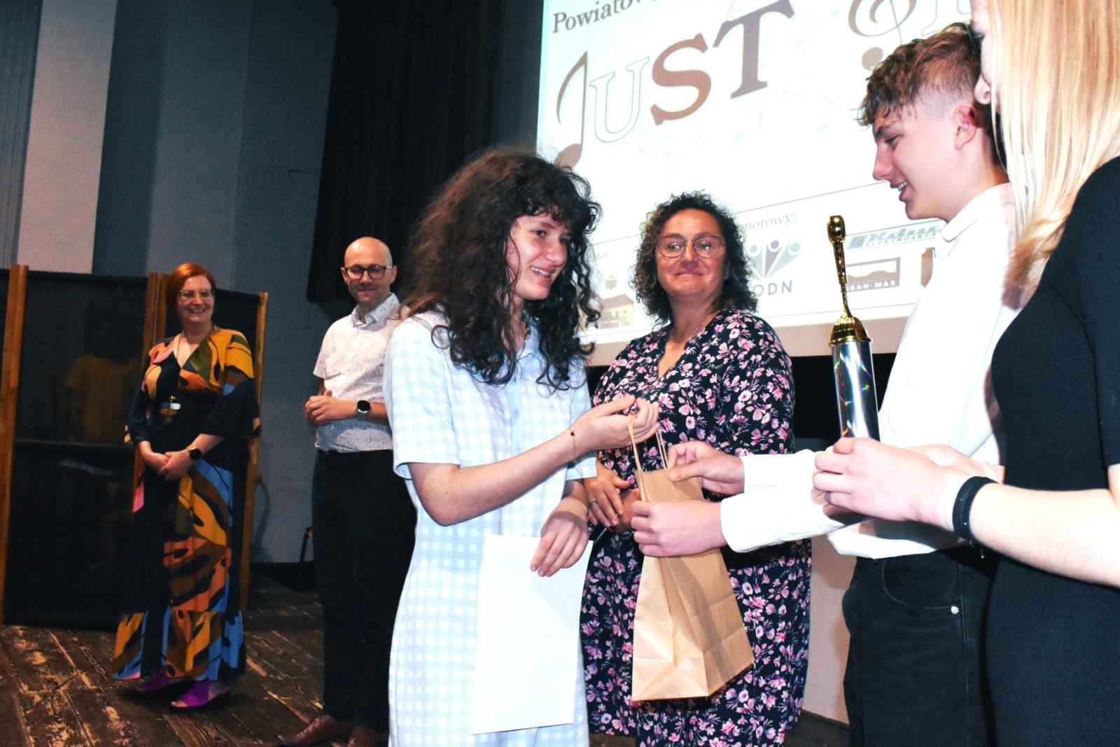 Zdjęcie w galerii na portalu naszwodzislaw.com: Uczniowie z całego powiatu zaśpiewali po angielsku, czyli festiwal Just sing za nami wiadomości z regionu