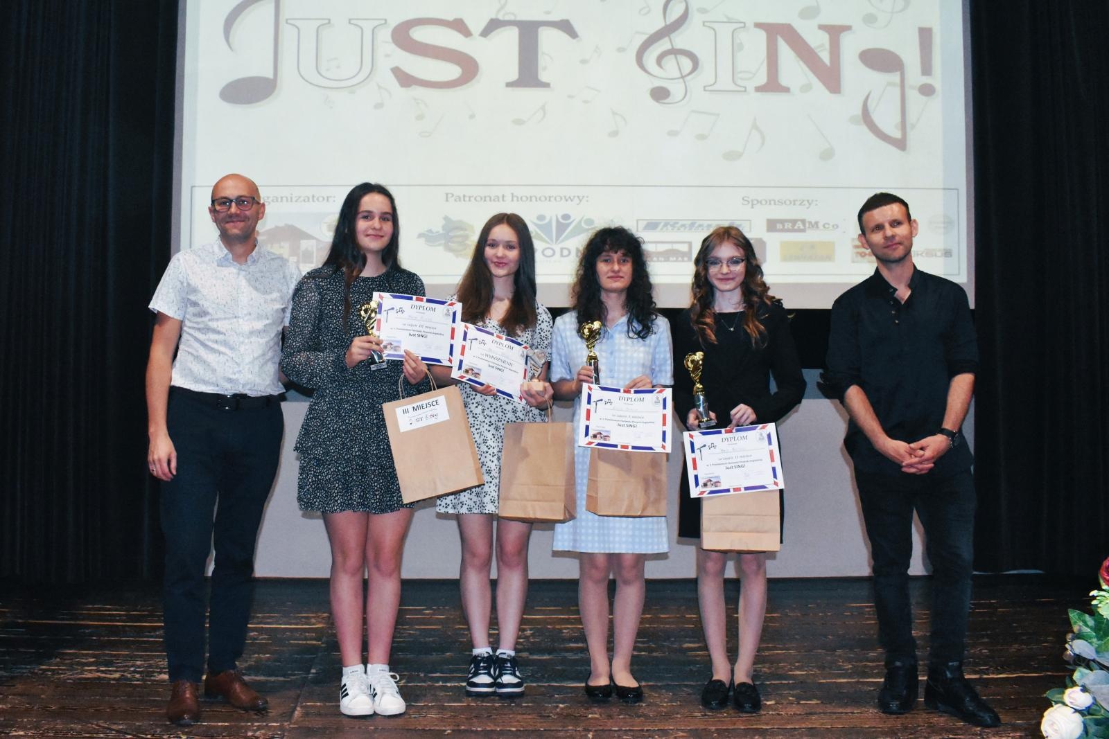 Zdjęcie w galerii na portalu naszwodzislaw.com: Uczniowie z całego powiatu zaśpiewali po angielsku, czyli festiwal Just sing za nami wiadomości z regionu