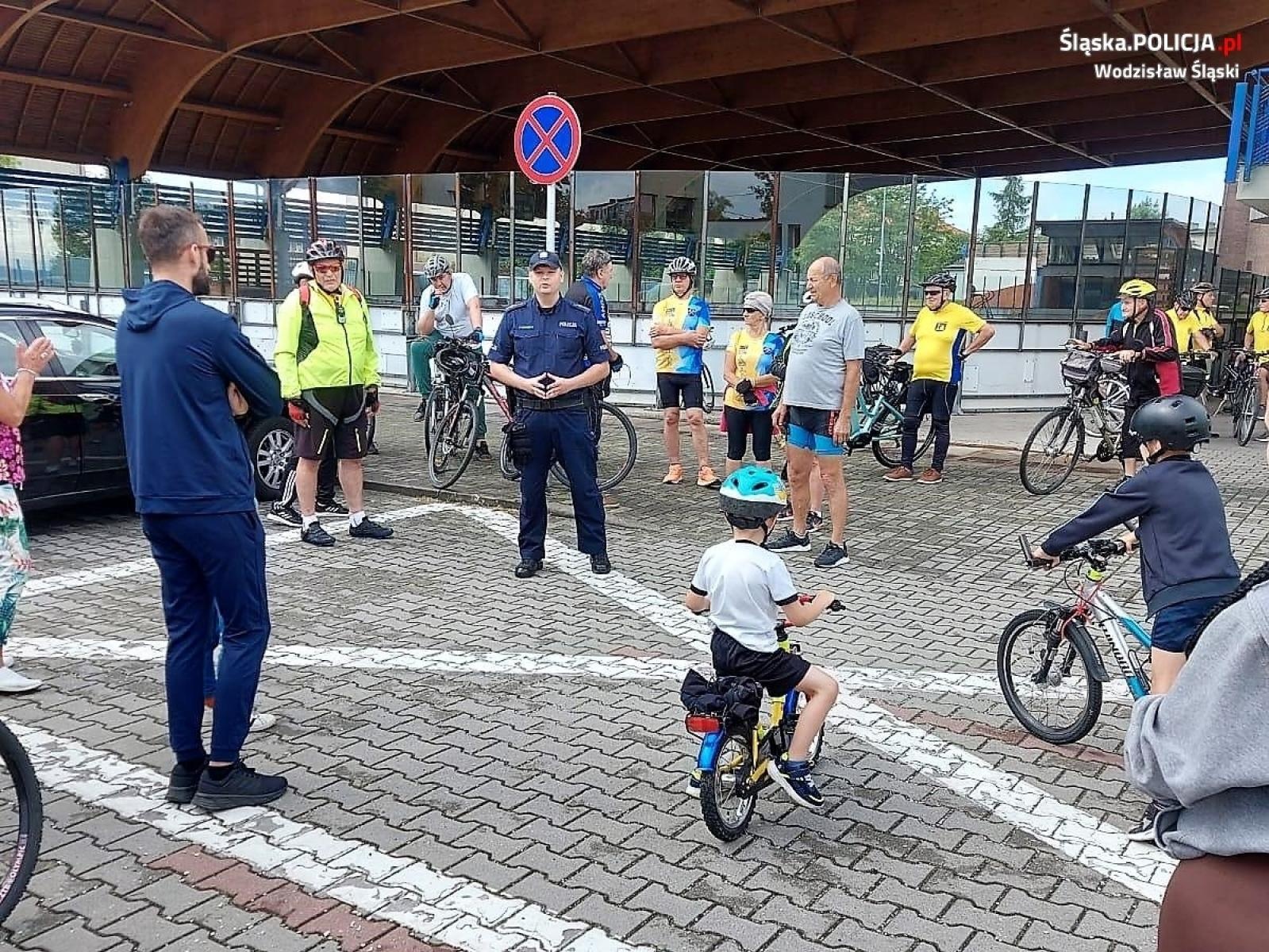 Zdjęcie w galerii na portalu naszwodzislaw.com: Policjanci dbali o bezpieczeństwo uczestników rajdu rowerowego wiadomości z regionu