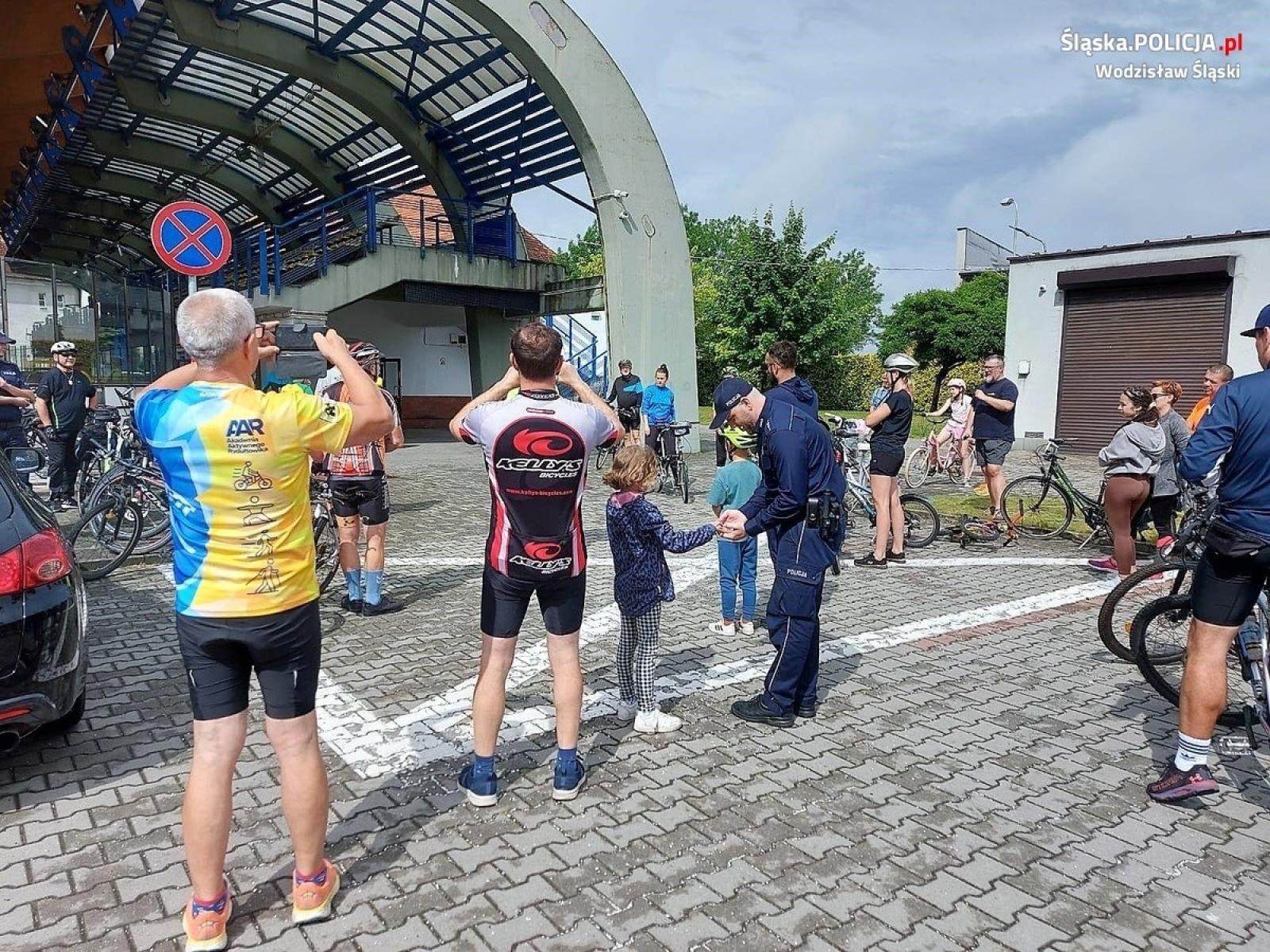 Zdjęcie w galerii na portalu naszwodzislaw.com: Policjanci dbali o bezpieczeństwo uczestników rajdu rowerowego wiadomości z regionu