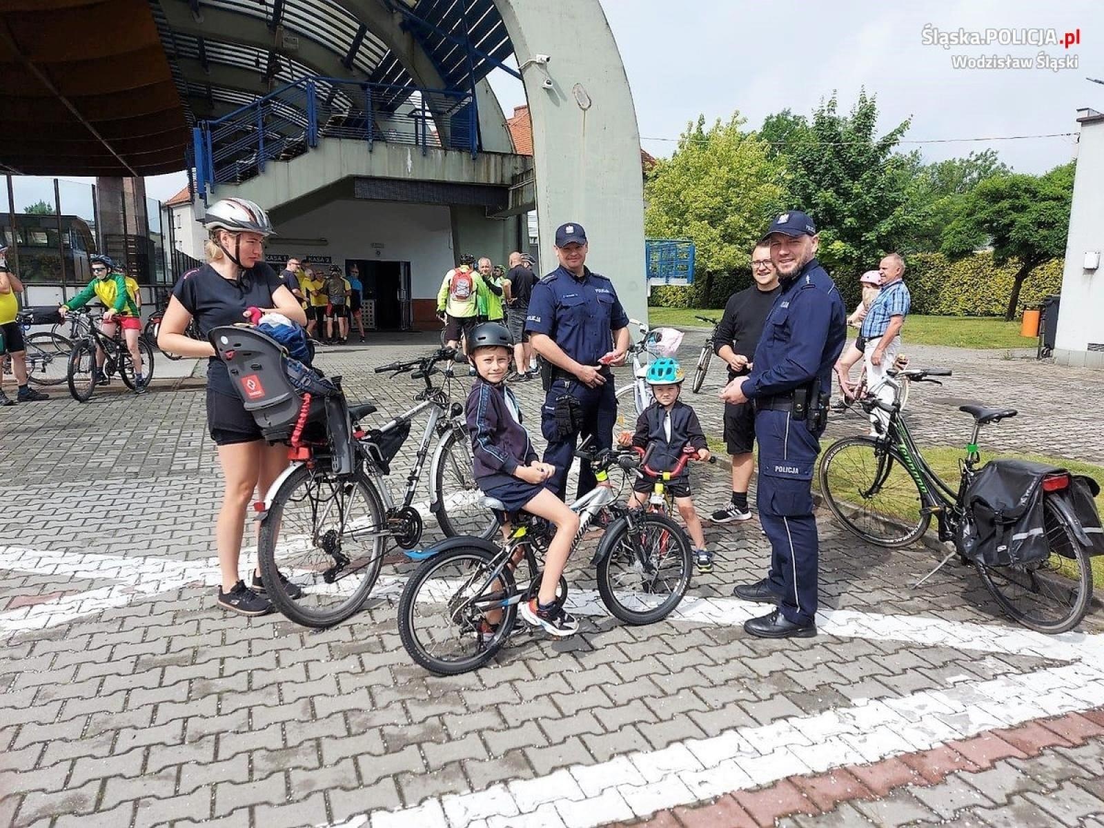 Zdjęcie w galerii na portalu naszwodzislaw.com: Policjanci dbali o bezpieczeństwo uczestników rajdu rowerowego wiadomości z regionu