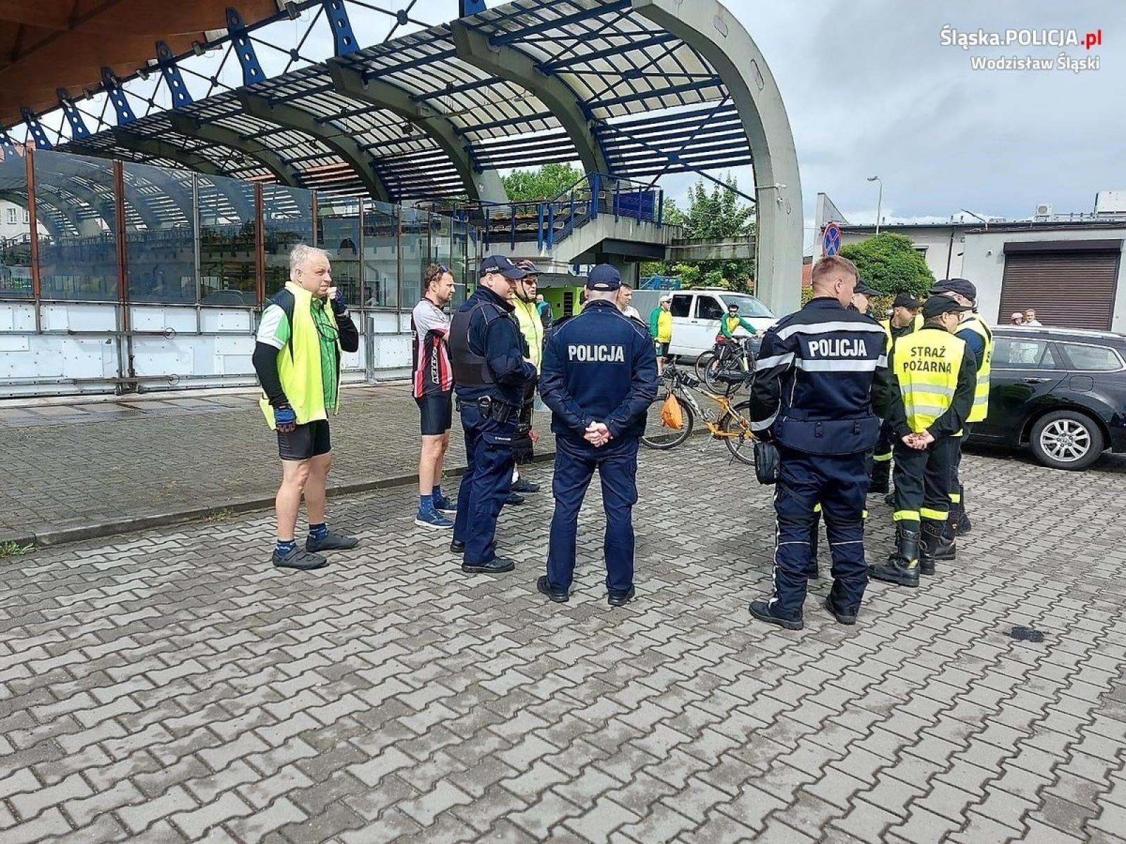 Zdjęcie w galerii na portalu naszwodzislaw.com: Policjanci dbali o bezpieczeństwo uczestników rajdu rowerowego wiadomości z regionu