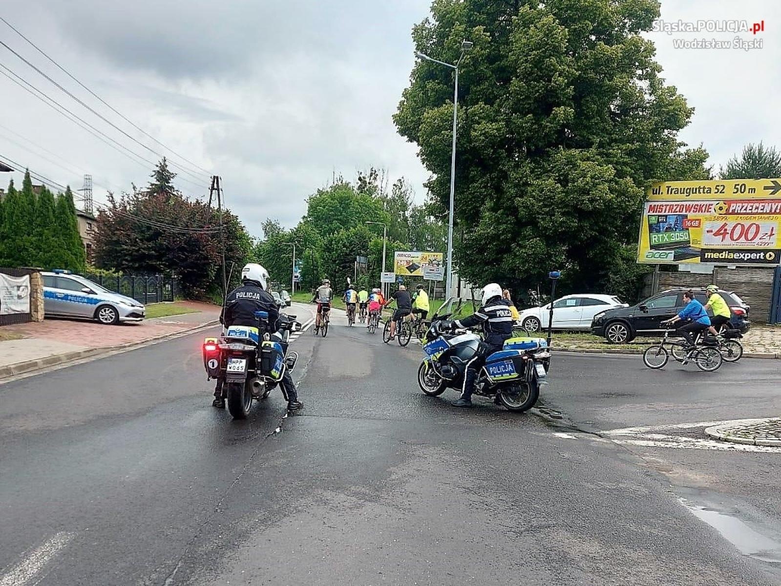 Zdjęcie w galerii na portalu naszwodzislaw.com: Policjanci dbali o bezpieczeństwo uczestników rajdu rowerowego wiadomości z regionu