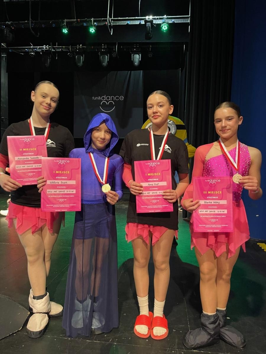 Zdjęcie w galerii na portalu naszwodzislaw.com: 20 medali dla zespołu Miraż w Mysłowicach wiadomości z regionu